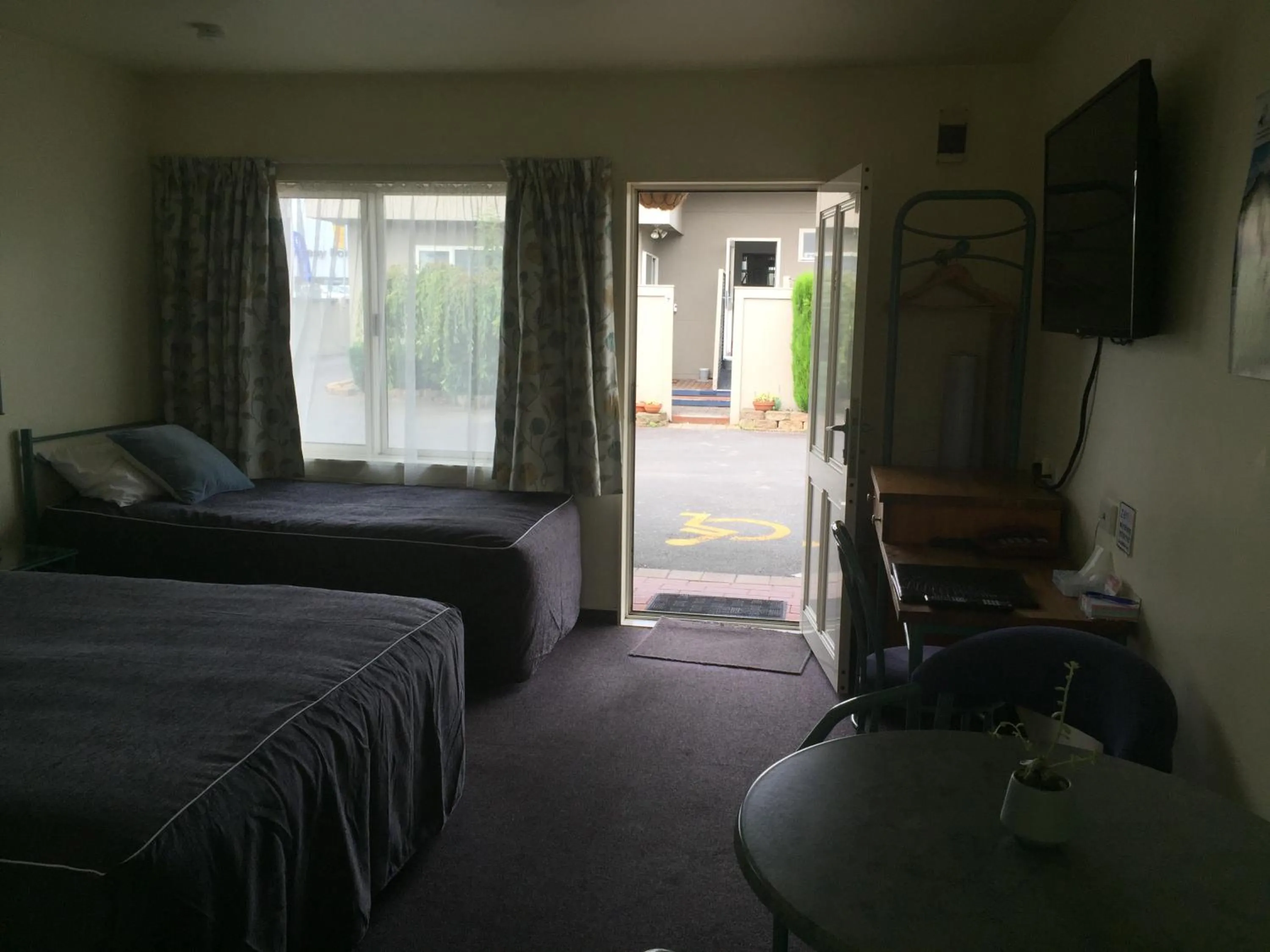 Bed in Bentons Motel