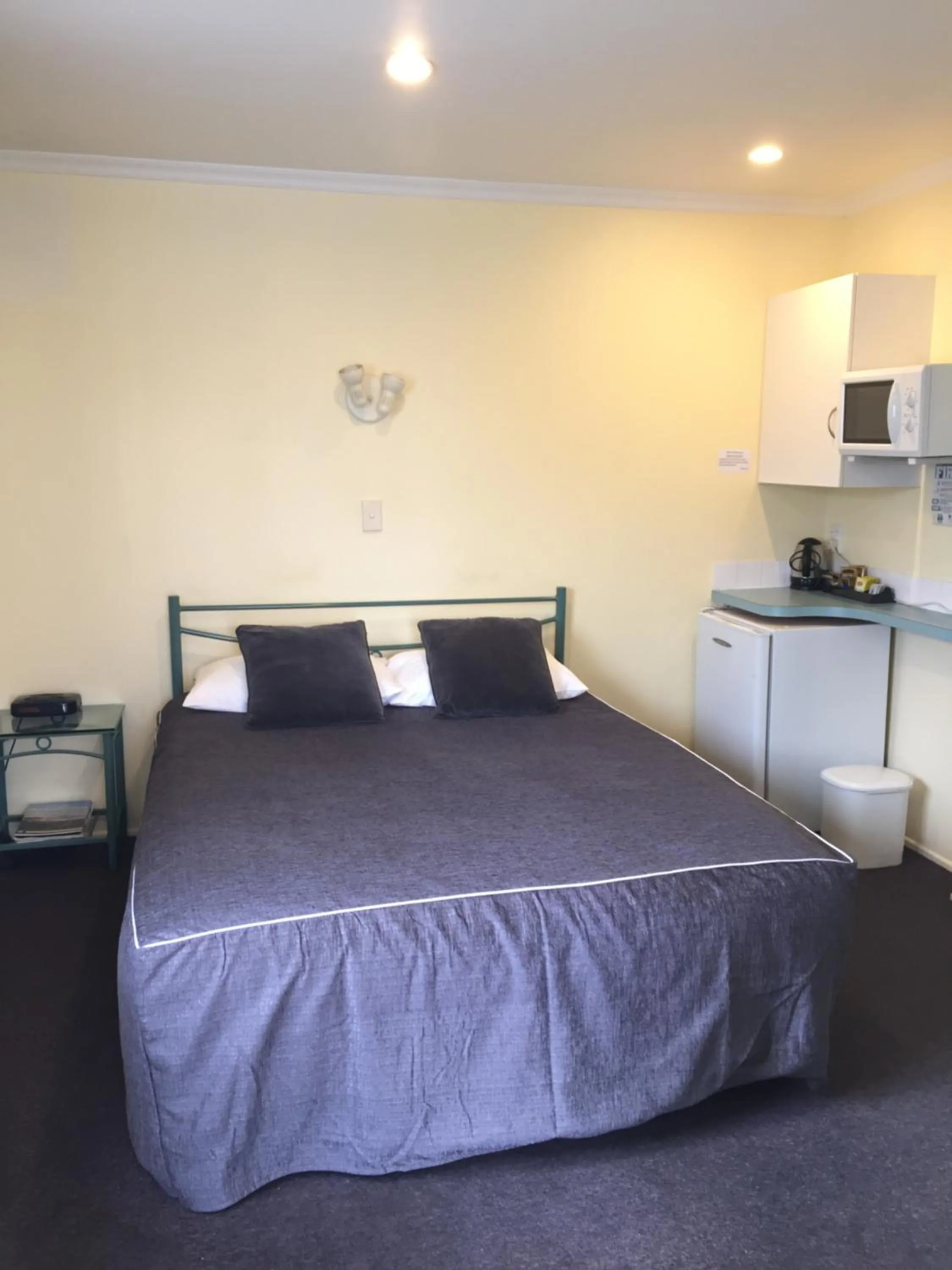 Bed in Bentons Motel