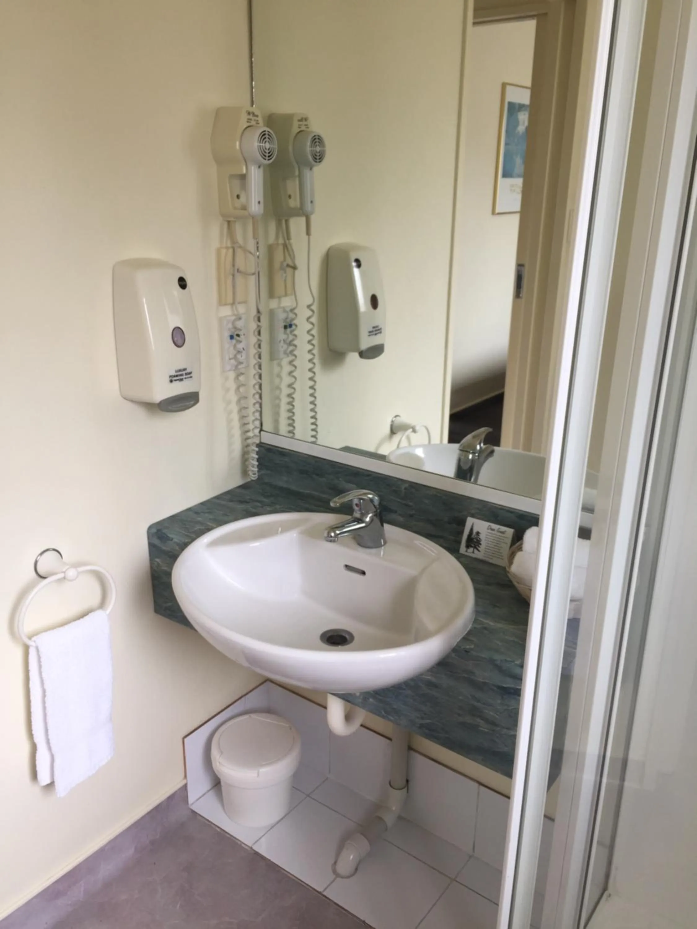 Bathroom in Bentons Motel