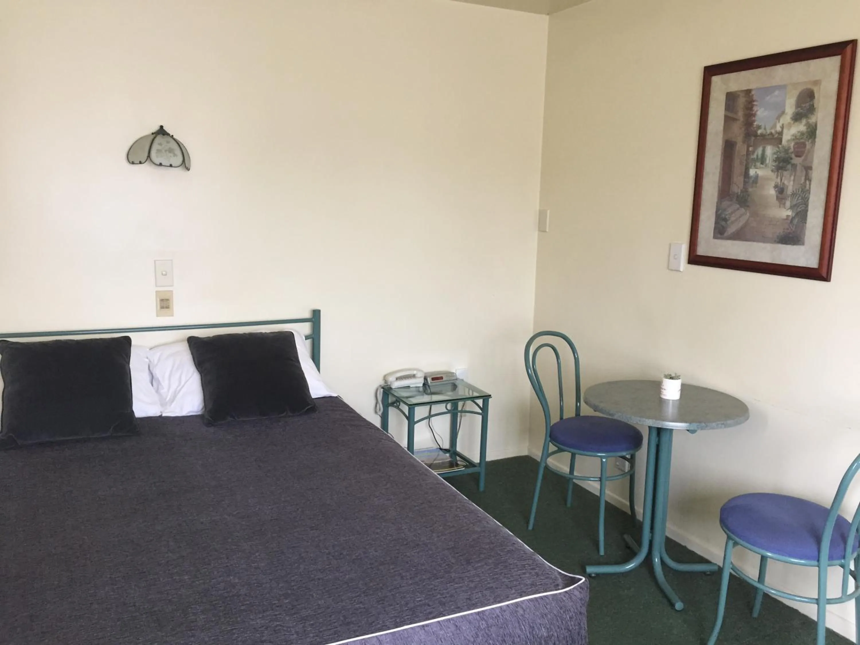 Bed in Bentons Motel