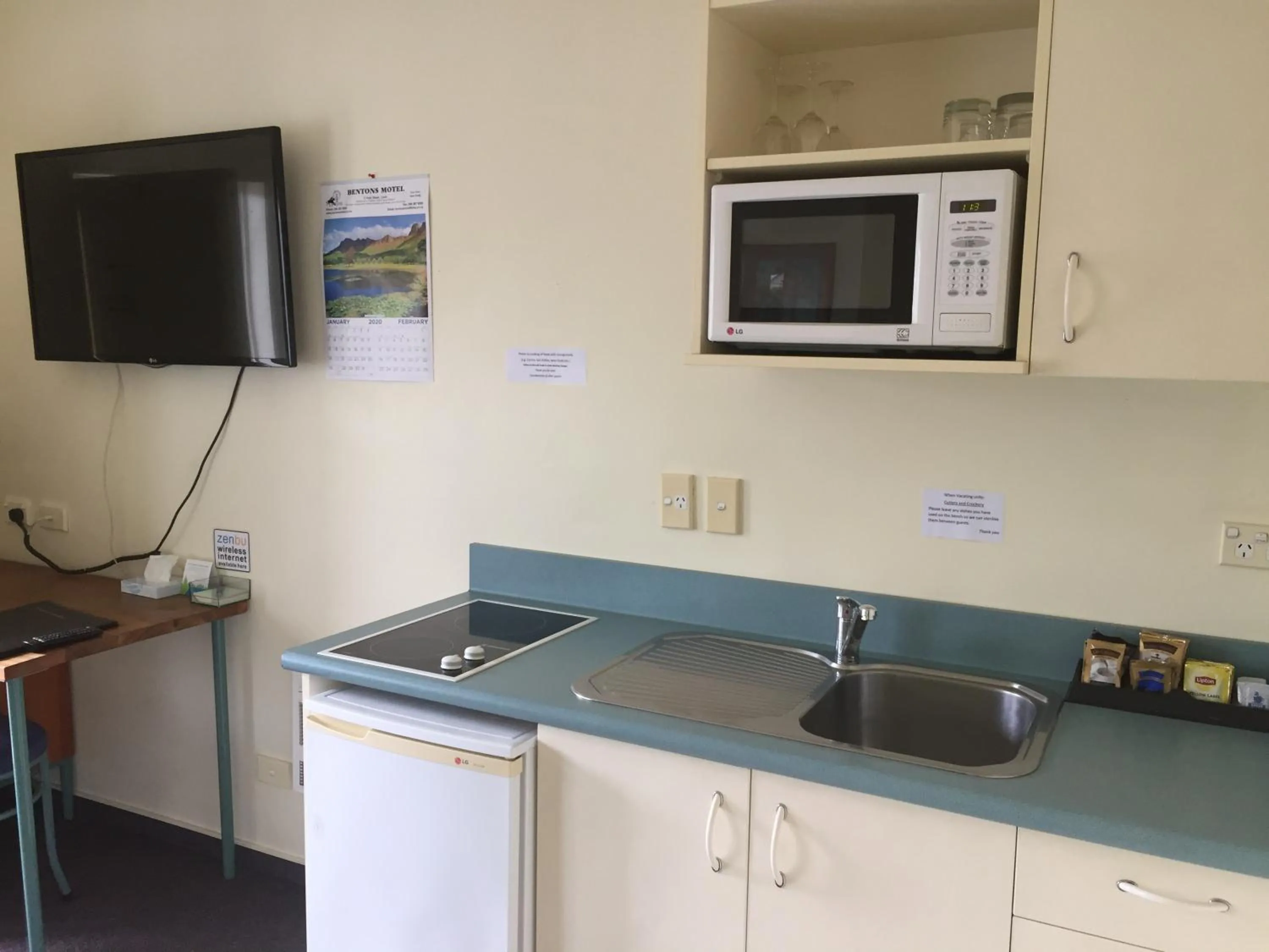 Kitchen or kitchenette in Bentons Motel