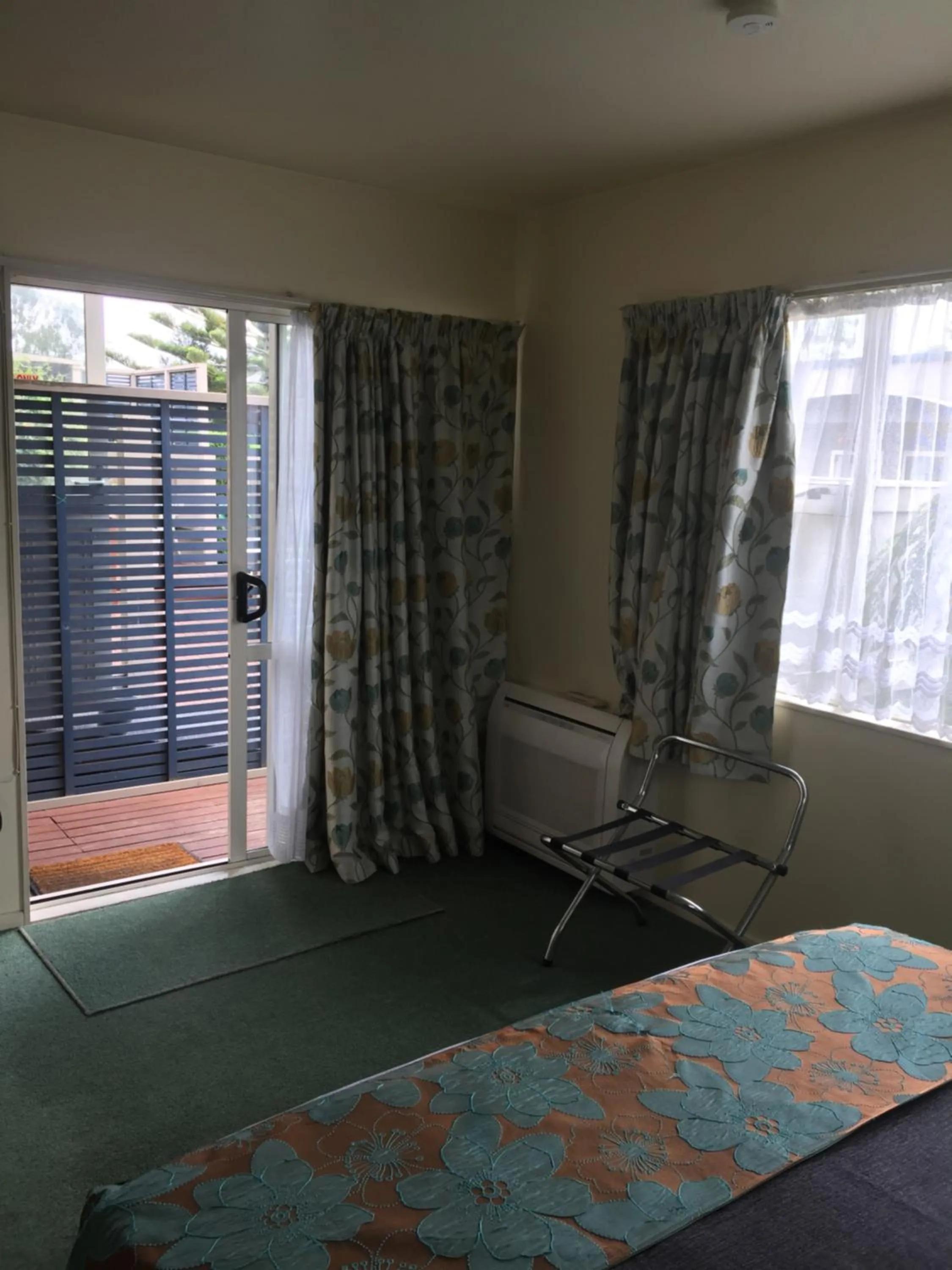 Bed in Bentons Motel