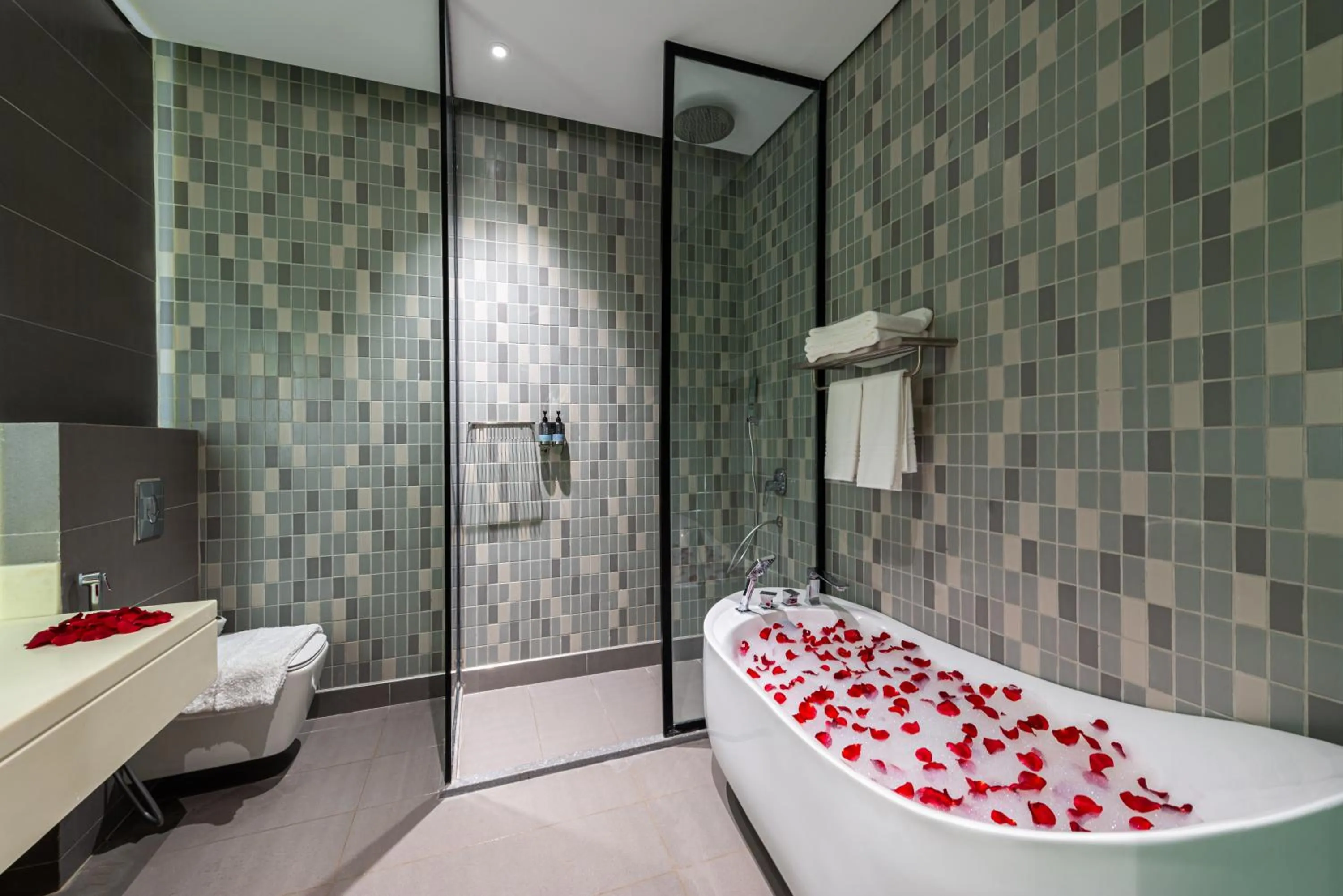 Shower, Bed in Ewaa Express Hotel - Abha