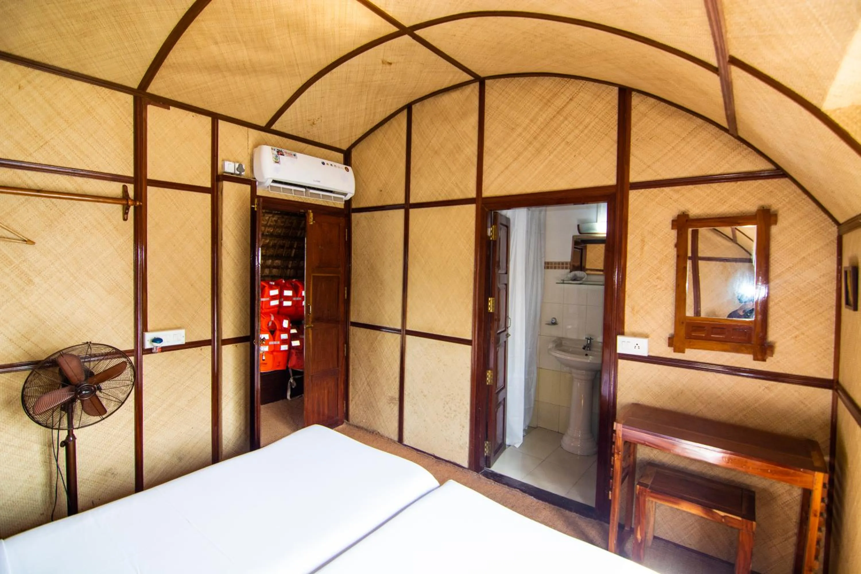 Photo of the whole room, Bed in Marvel Cruise