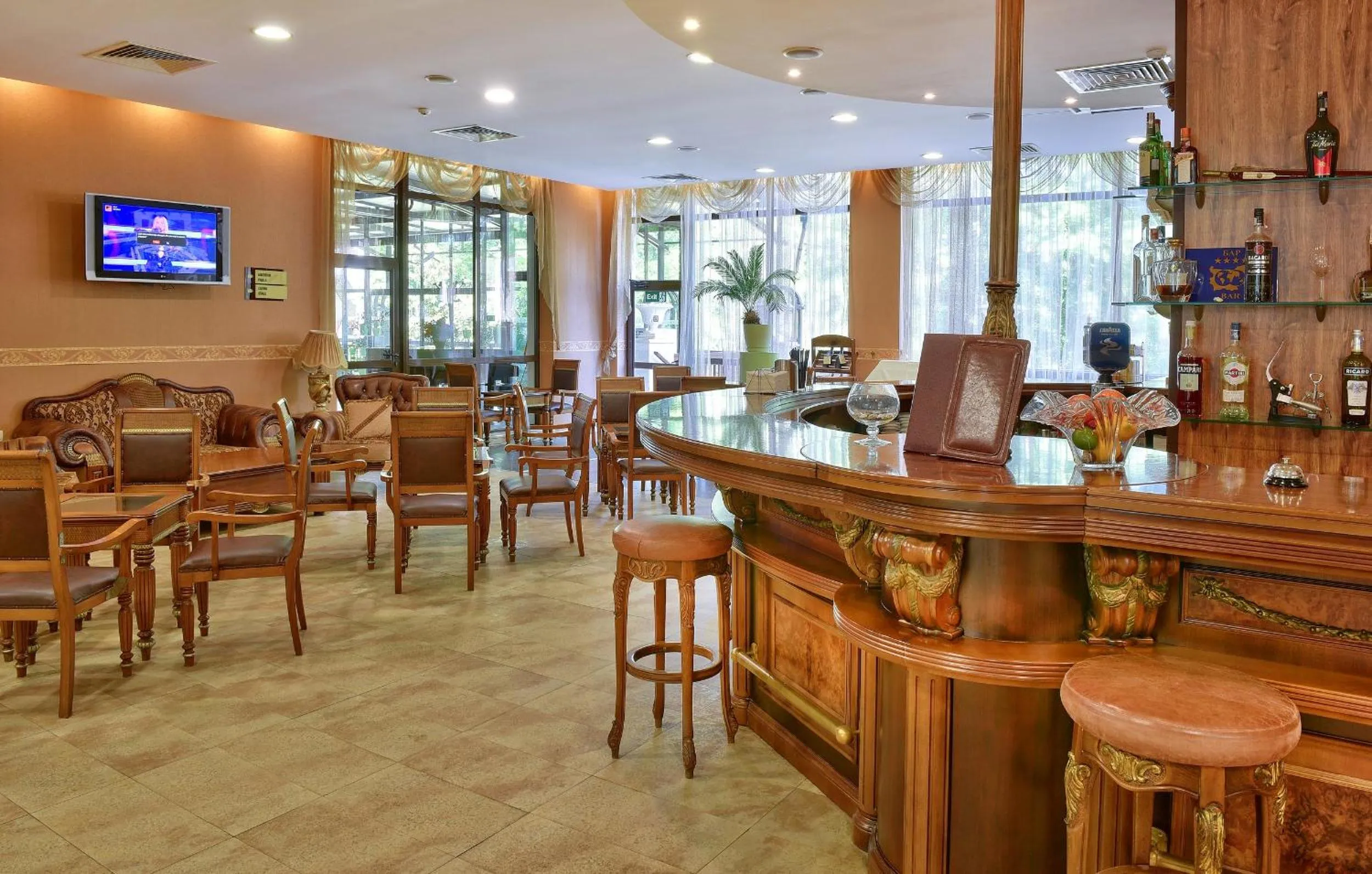 Restaurant/places to eat in Estreya Residence Hotel and SPA
