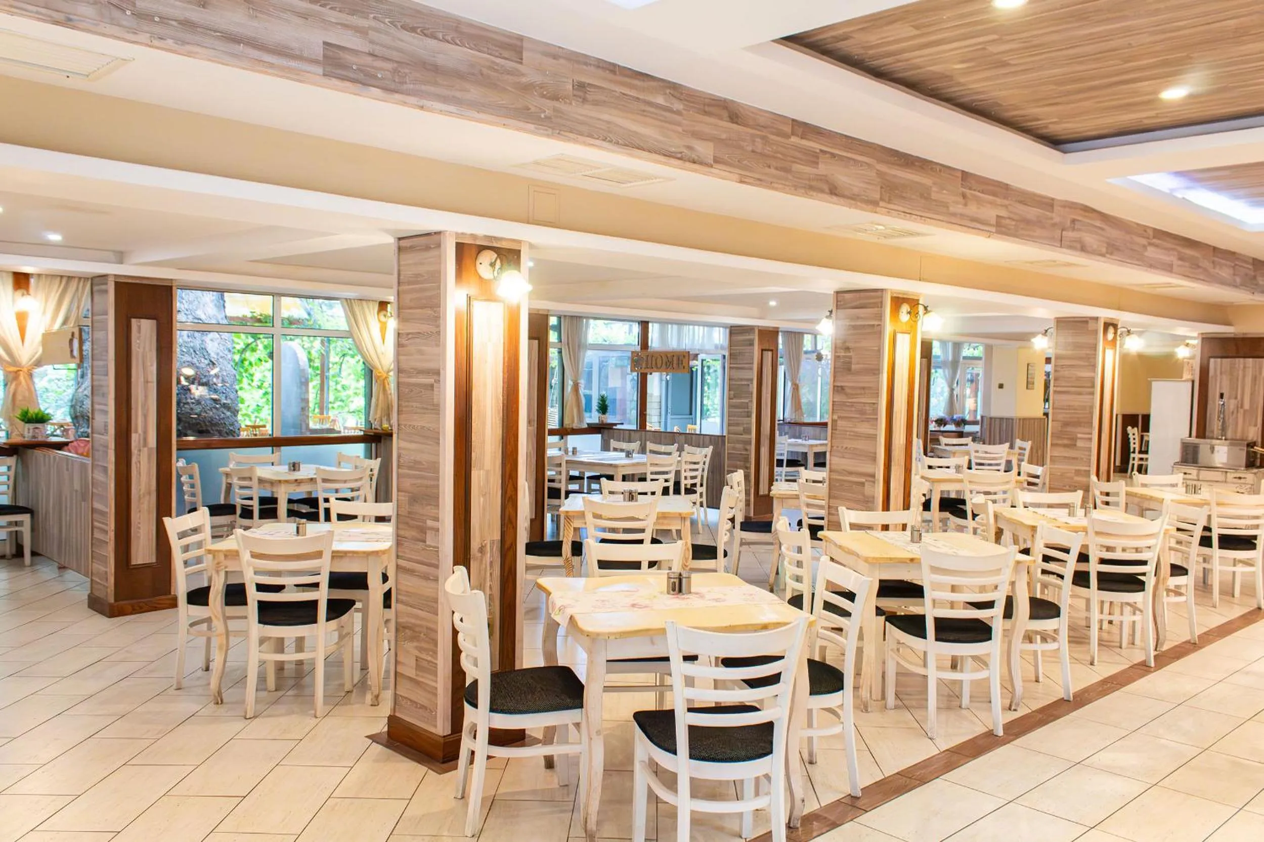 Restaurant/places to eat in Estreya Residence Hotel and SPA