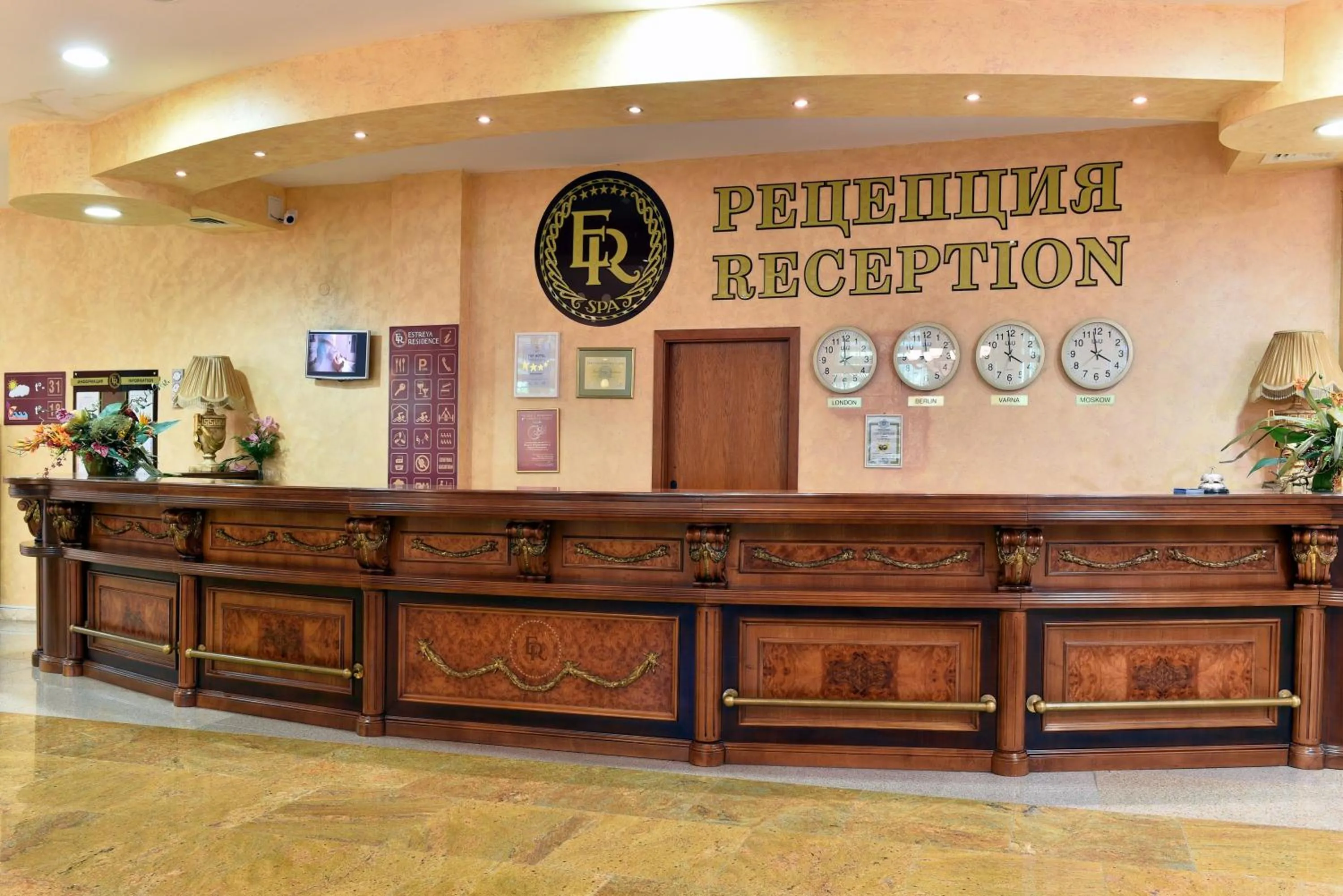 Lobby or reception in Estreya Residence Hotel and SPA