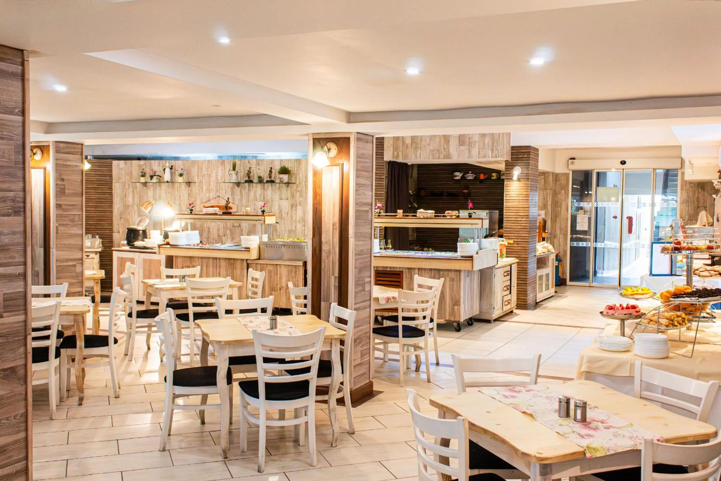 Restaurant/places to eat in Estreya Residence Hotel and SPA