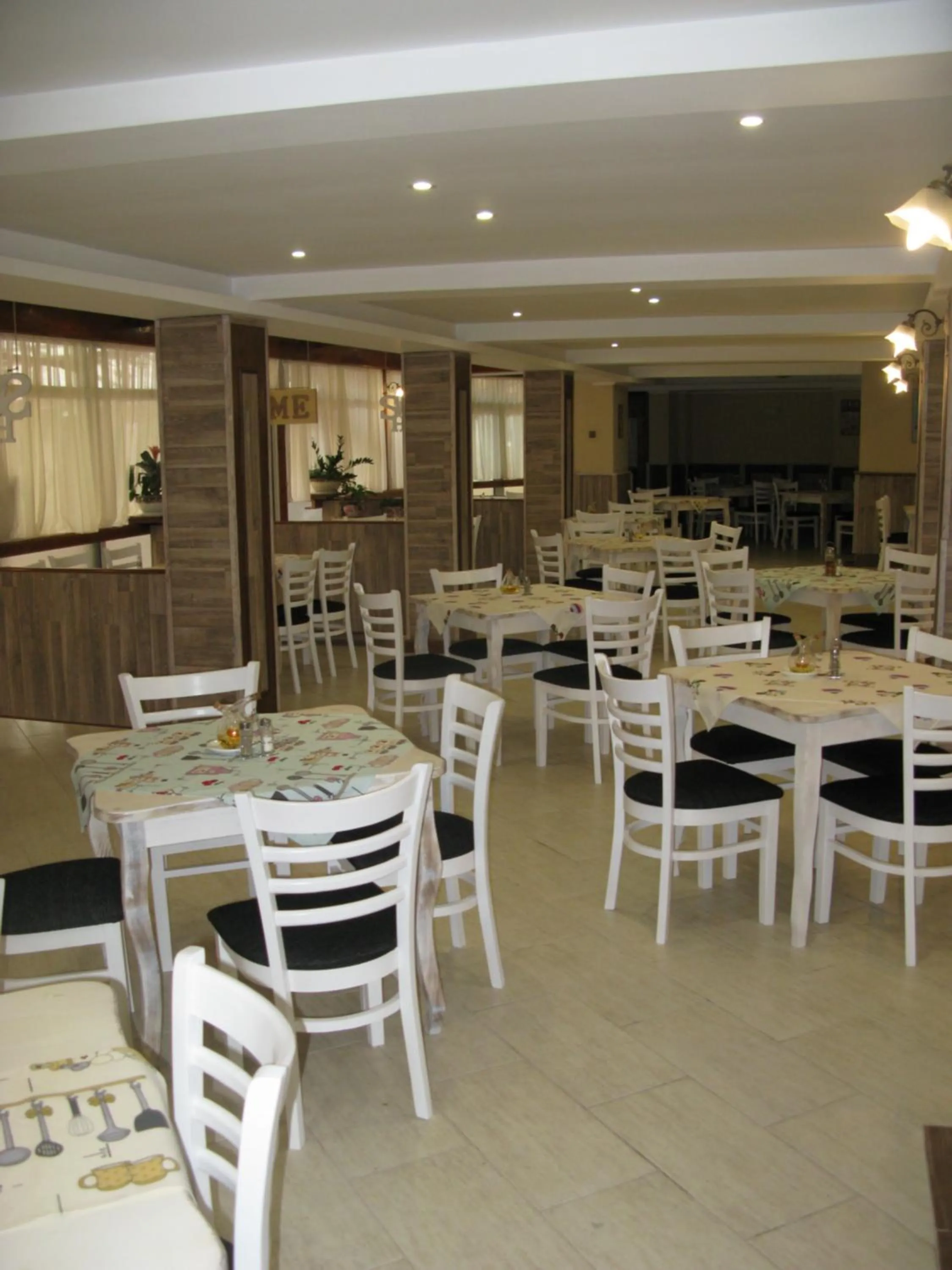 Restaurant/places to eat in Estreya Residence Hotel and SPA