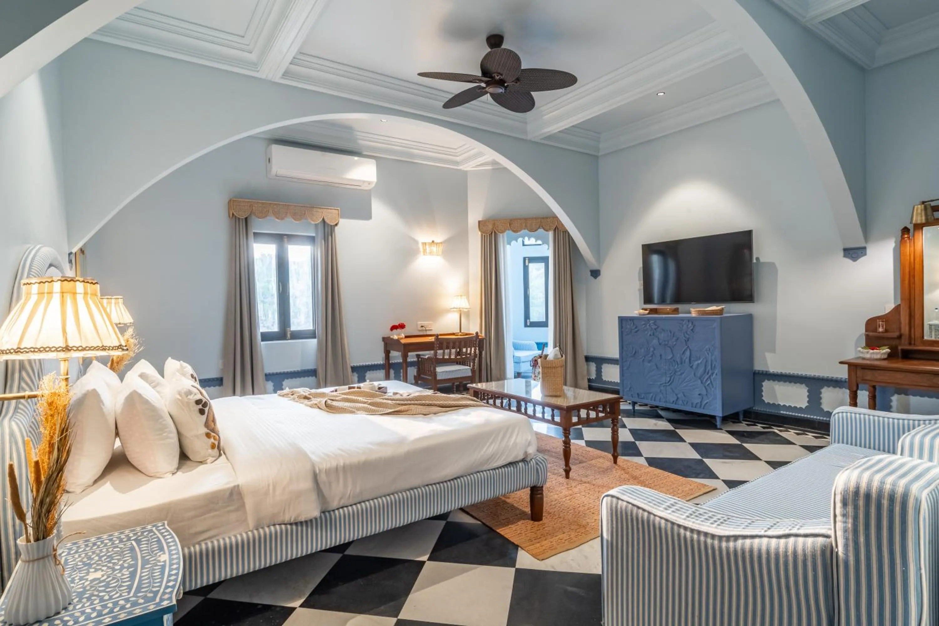 Bedroom, Bed in Daulatgarh Resort