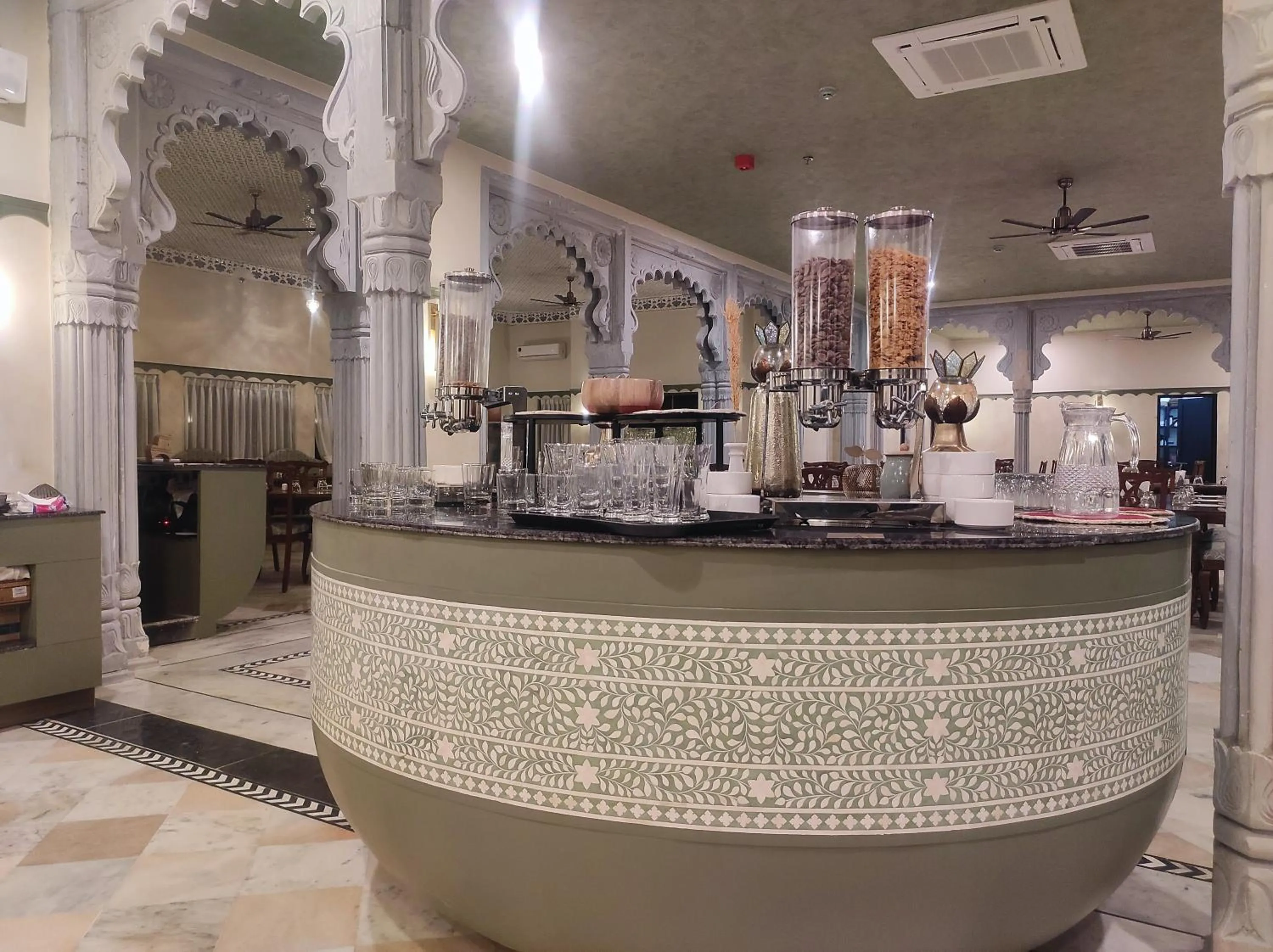 Restaurant/places to eat in Daulatgarh Resort