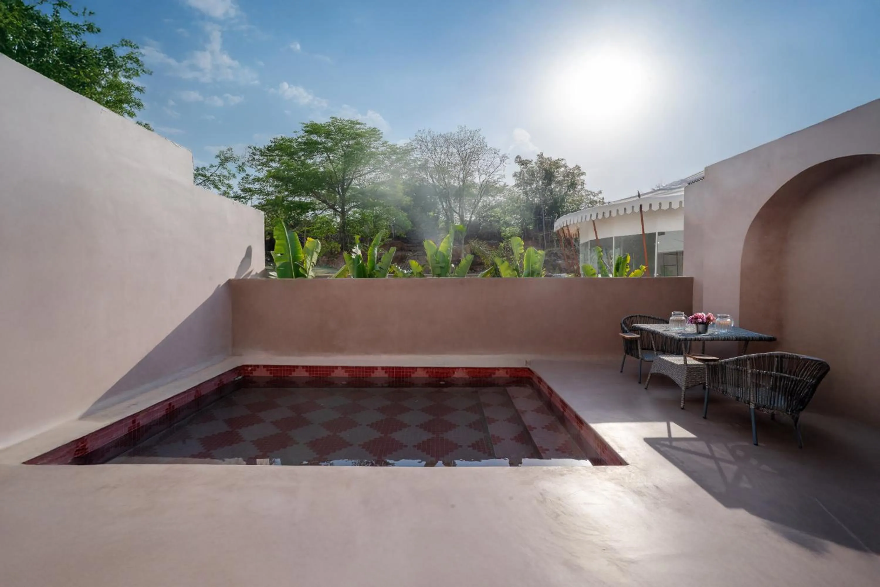 Swimming pool in Daulatgarh Resort