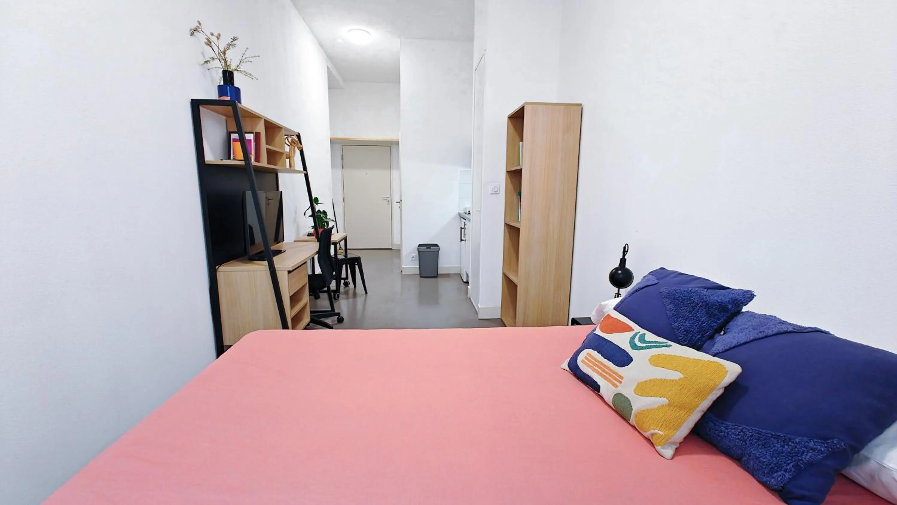 Bedroom, Bed in Résidence Kley Marseille République