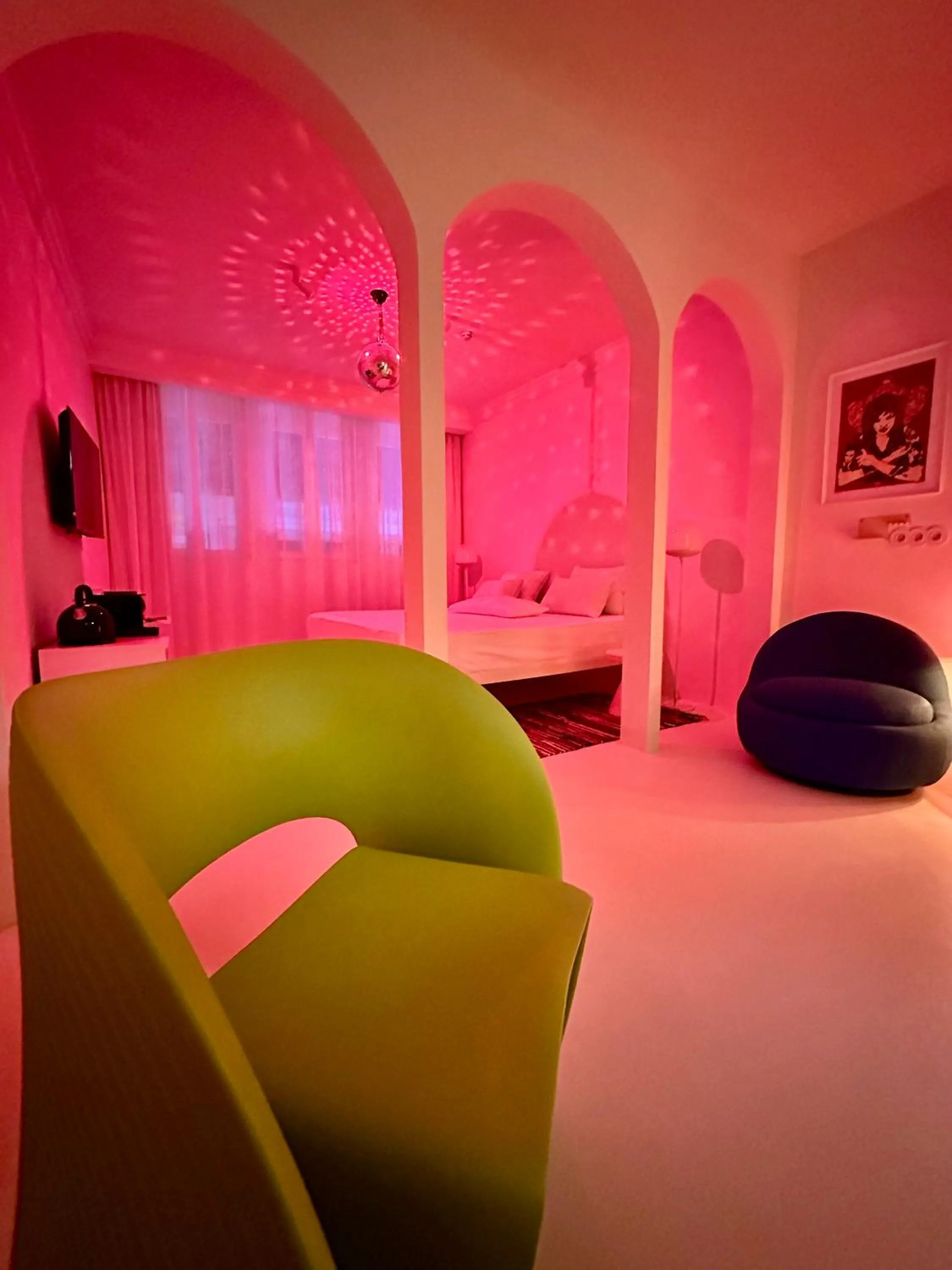 Photo of the whole room in DEUXMECS Porto