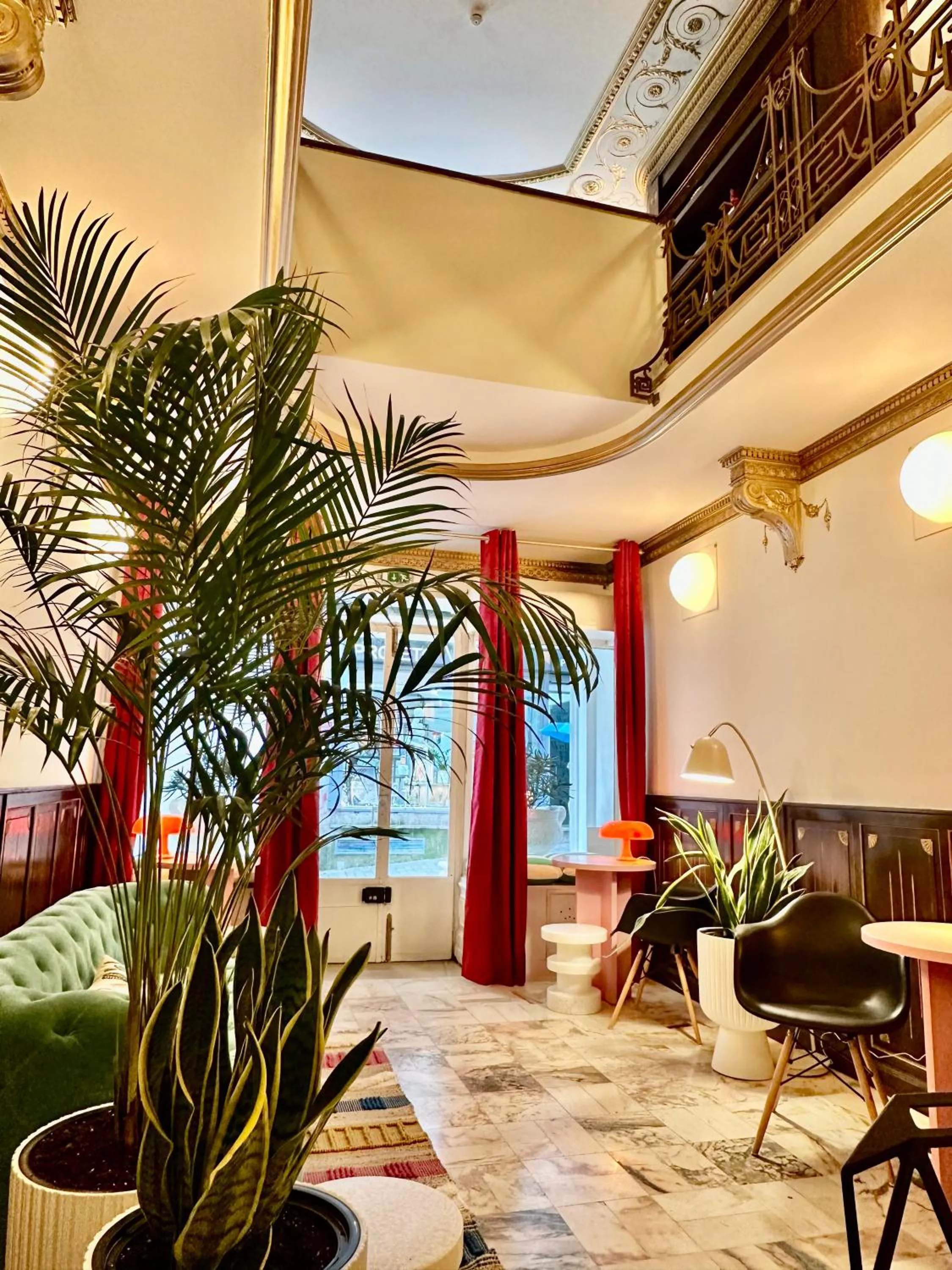 Communal lounge/ TV room in DEUXMECS Porto