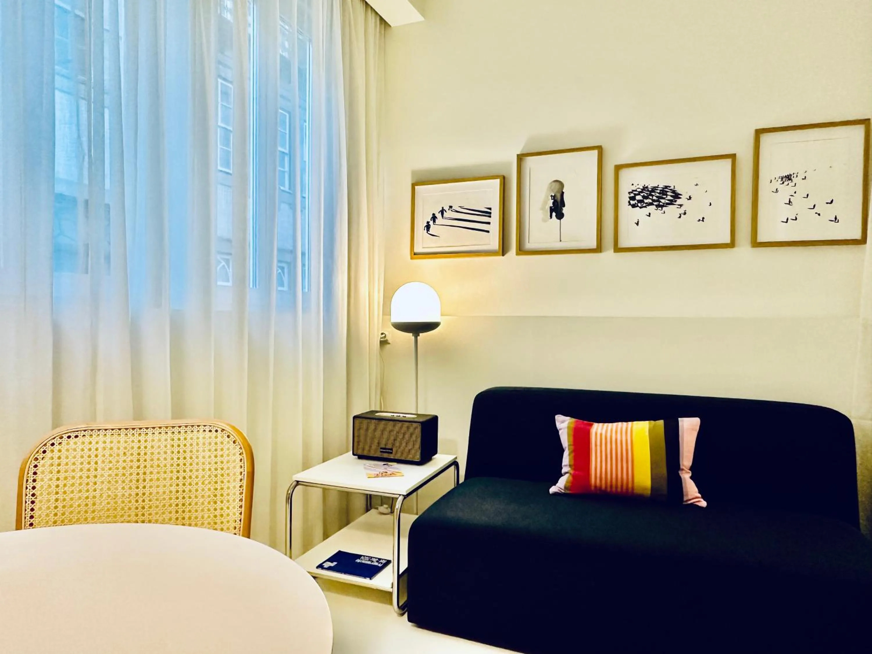 Seating area, Bed in DEUXMECS Porto