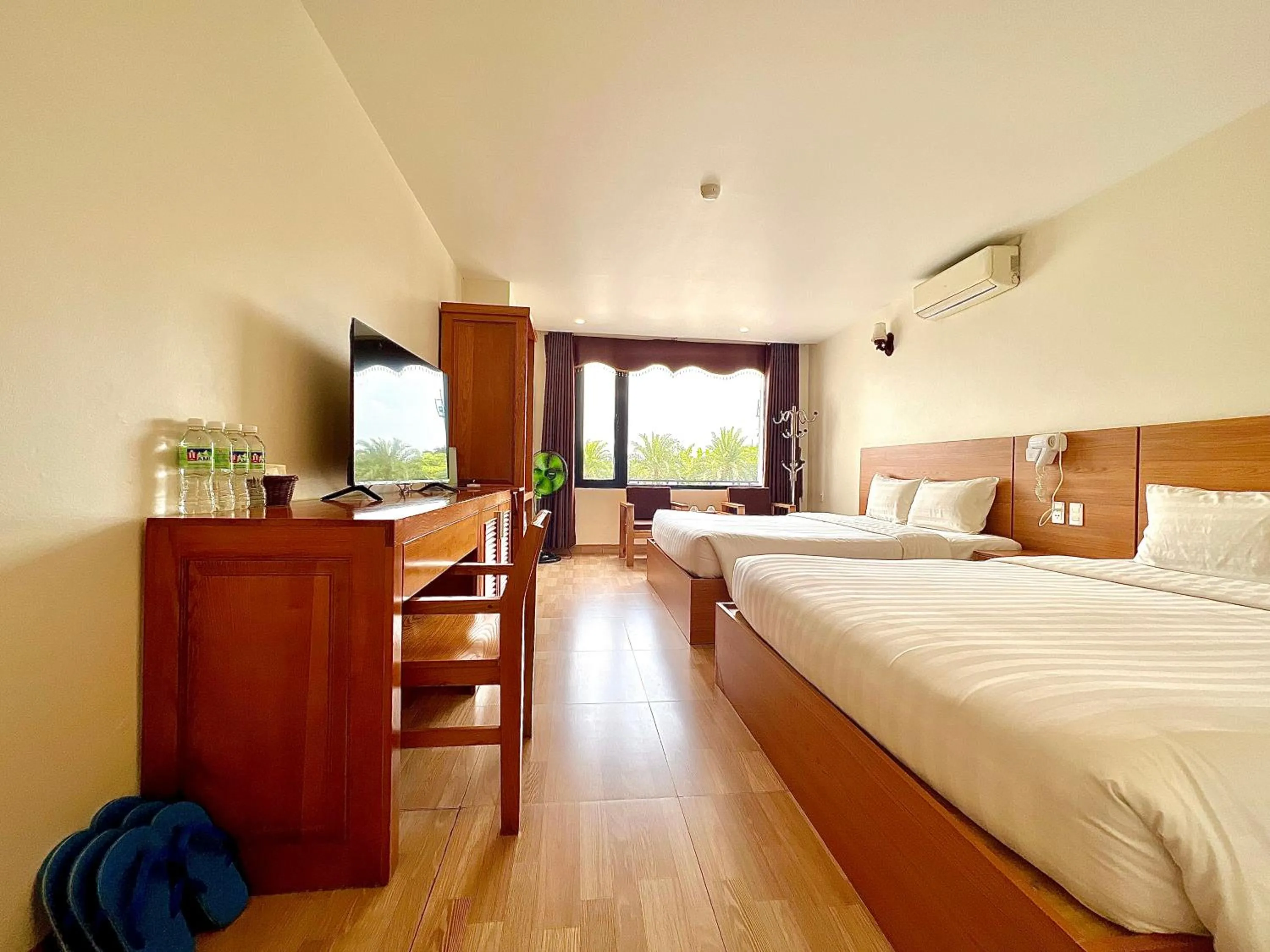 Photo of the whole room, Bed in Dragon Airport Hotel