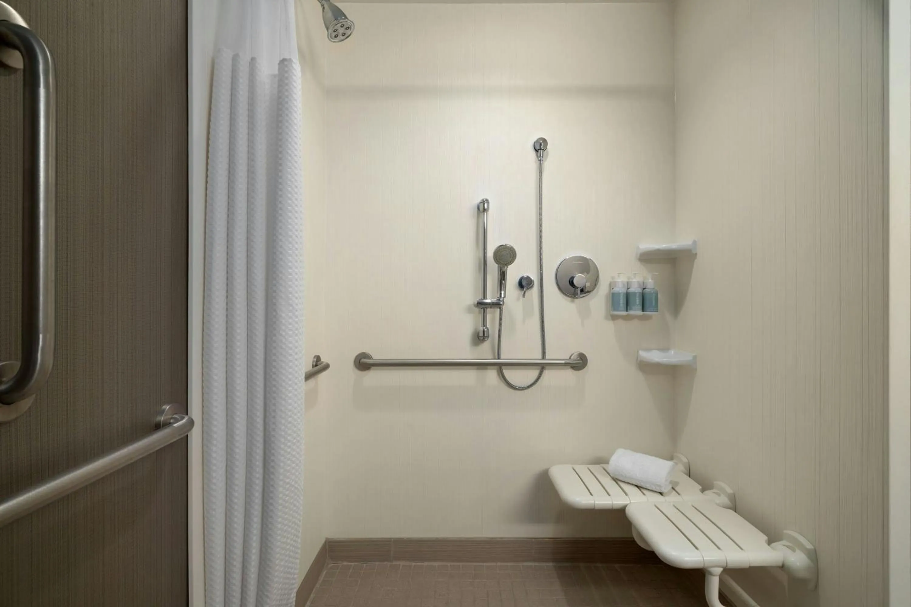 Bathroom in Courtyard by Marriott Raleigh-Durham Airport/Brier Creek