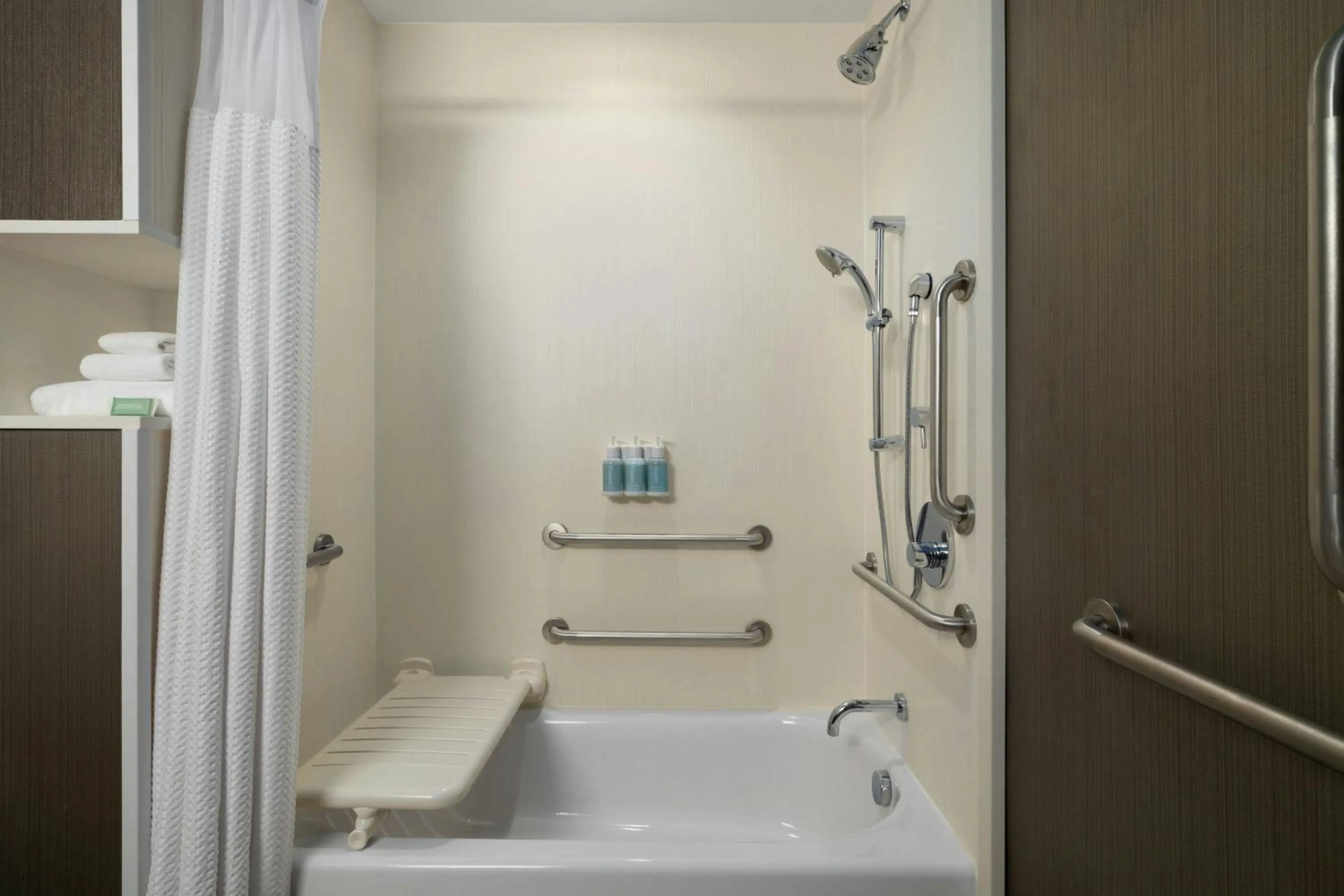Bathroom in Courtyard by Marriott Raleigh-Durham Airport/Brier Creek