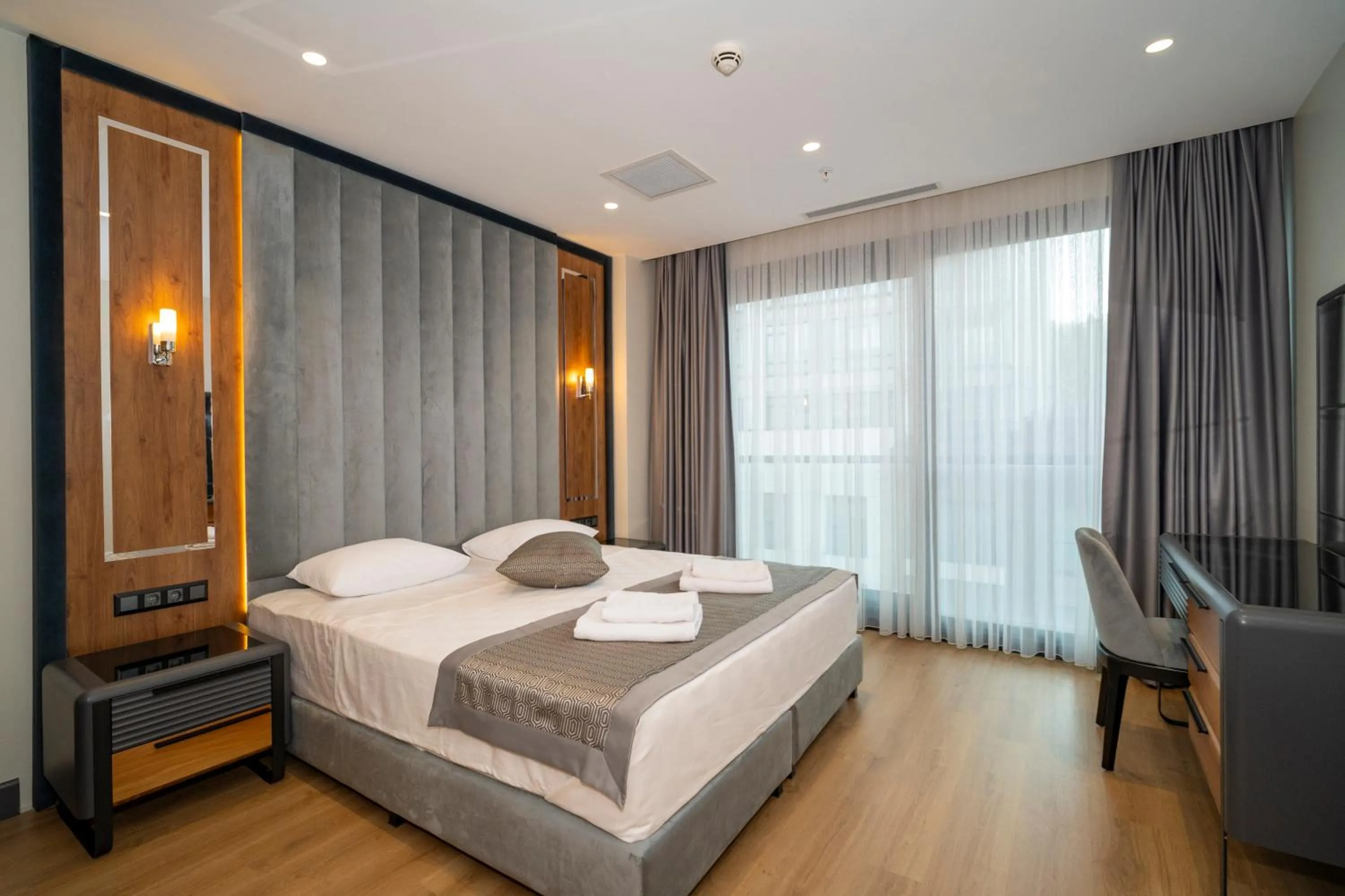 Two-Bedroom Apartment with Balcony in Rusel Park Residence