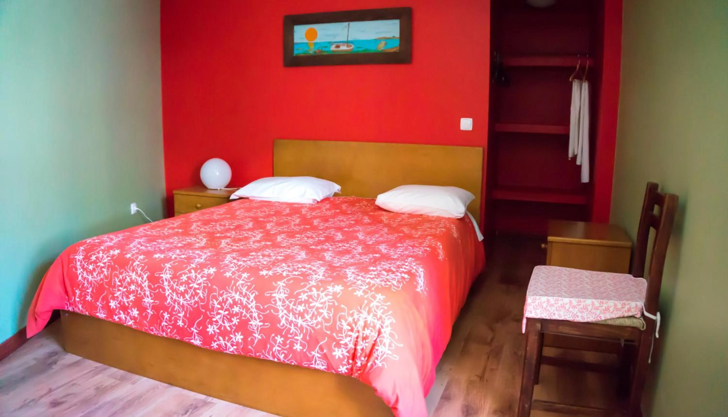 Photo of the whole room, Bed in Hotel O Catraio