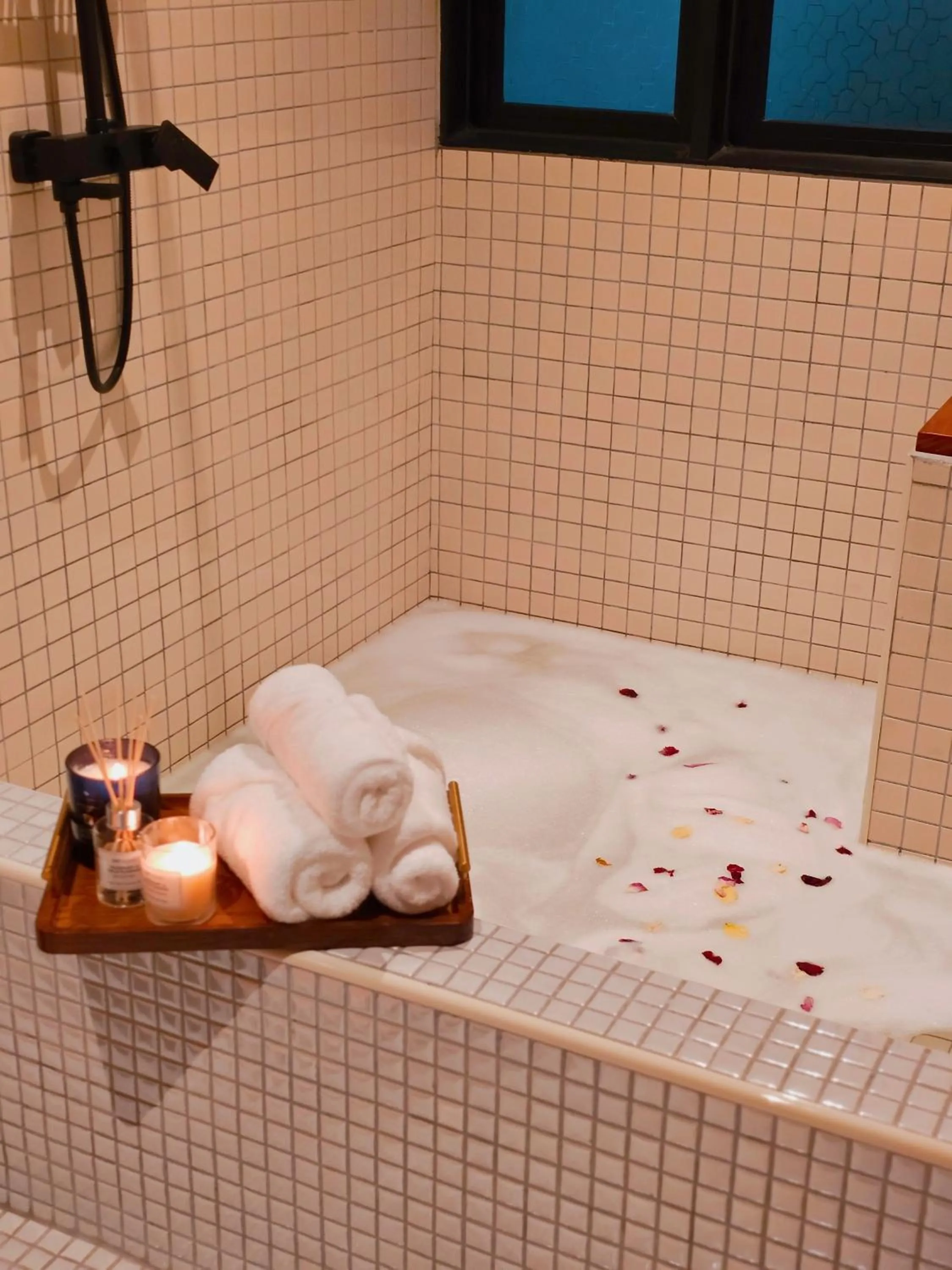 Hot Tub in The Palm Suite at Lava Mansion