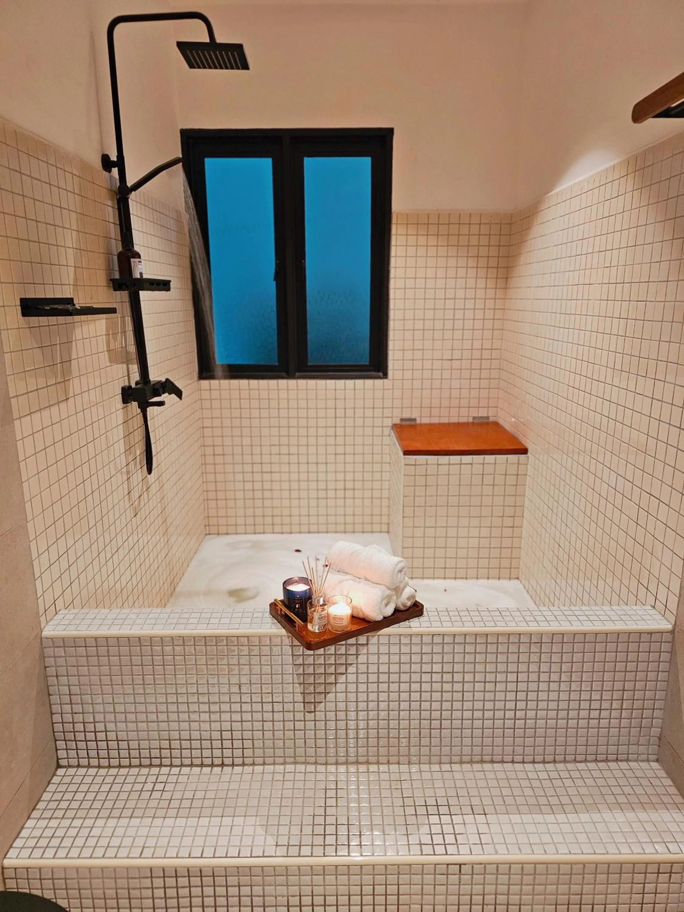 Bathroom in The Palm Suite at Lava Mansion