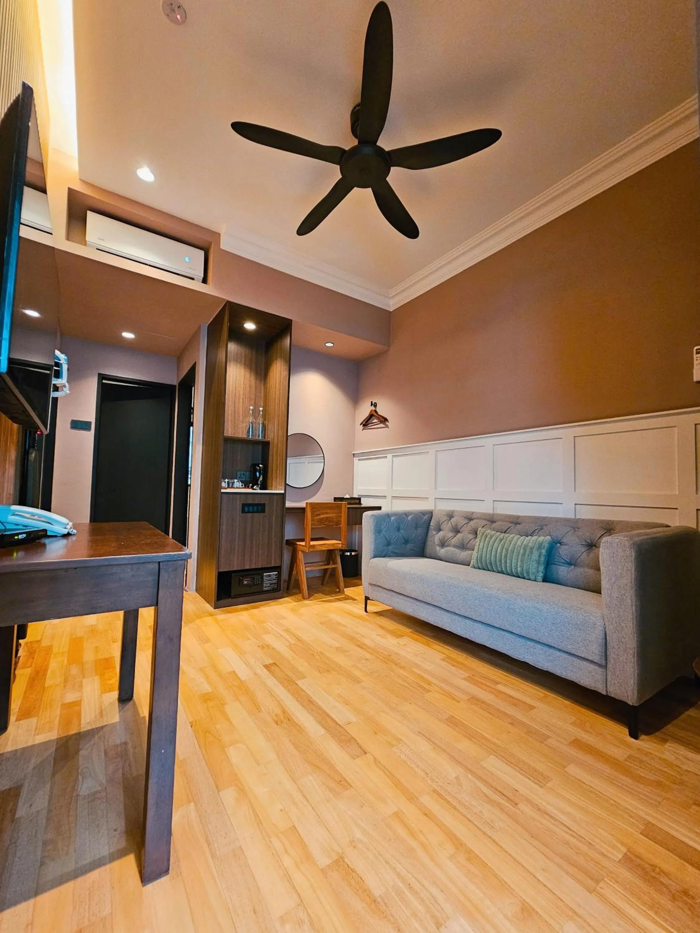 Living room, Bed in The Palm Suite at Lava Mansion