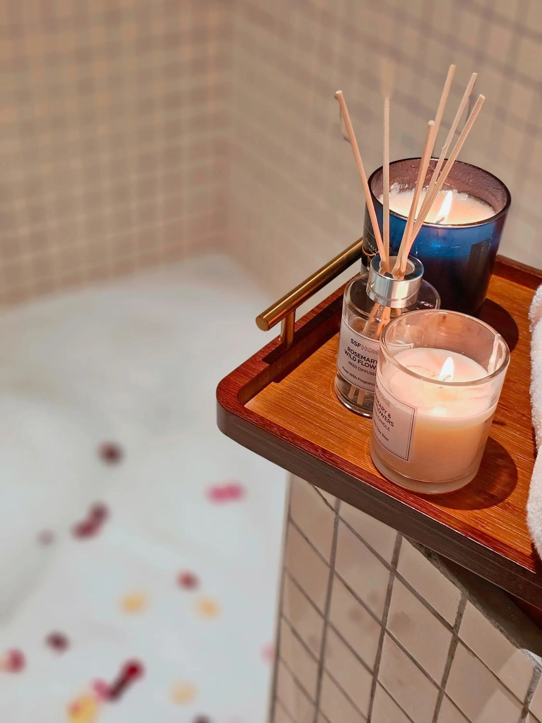 Hot Tub in The Palm Suite at Lava Mansion