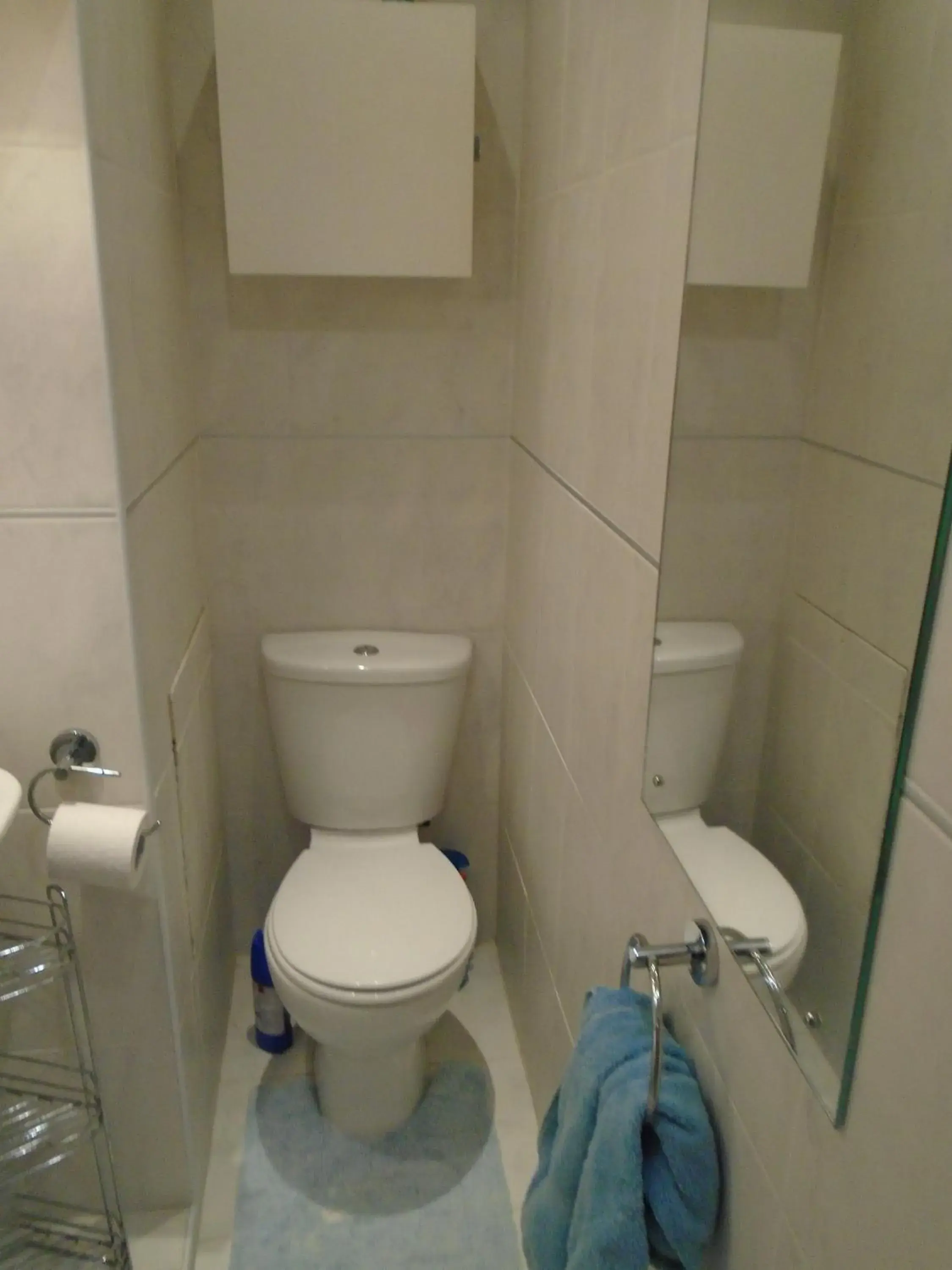 Toilet in Edgware B&B Toilet in Edgware B&B