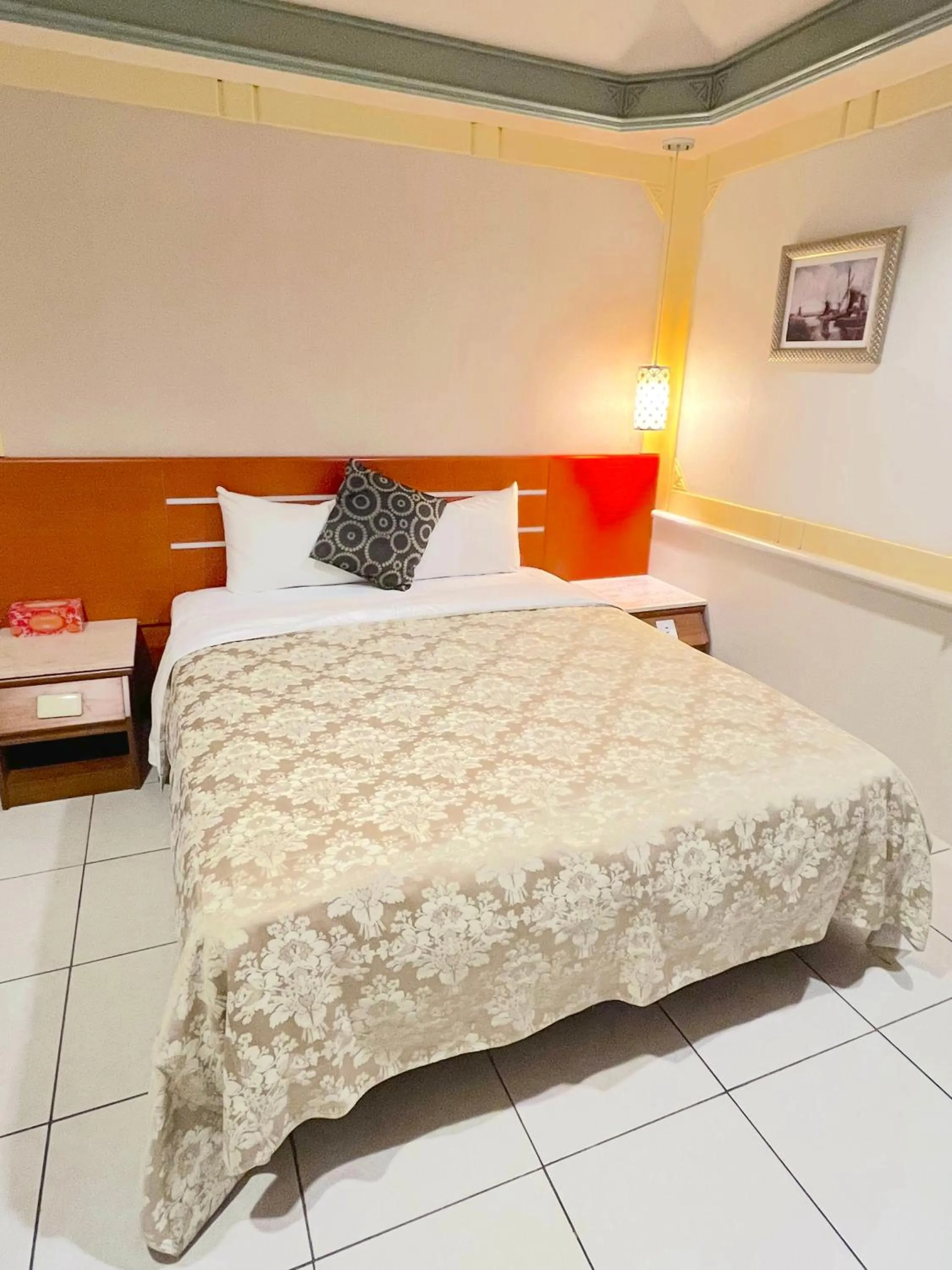 Photo of the whole room, Bed in Hua Guo Hotel