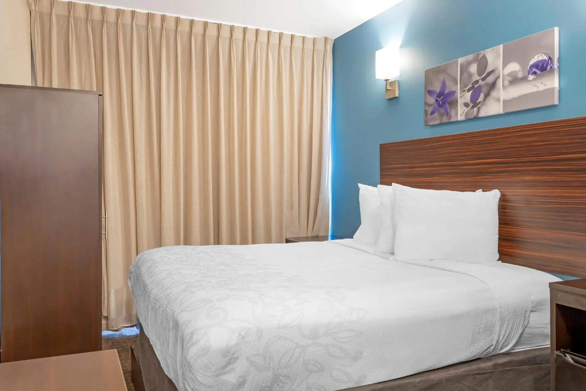 Bedroom, Bed in Red Roof PLUS Brooklyn - 3rd Ave