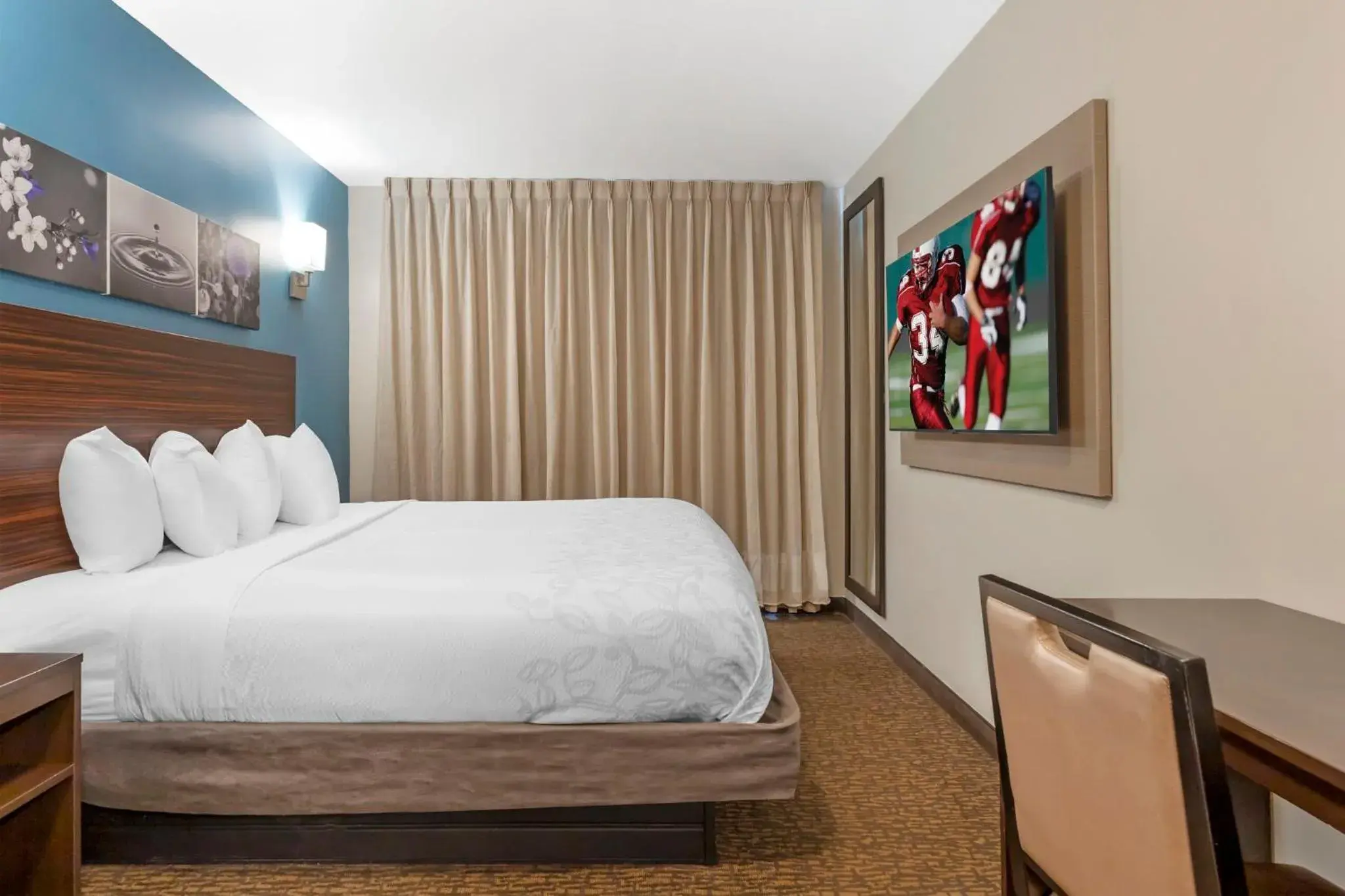 Bedroom, Bed in Red Roof PLUS Brooklyn - 3rd Ave Bedroom, Bed in Red Roof PLUS Brooklyn - 3rd Ave