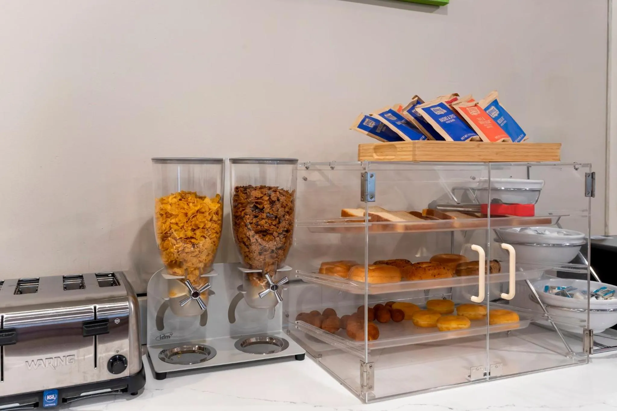 Breakfast in Red Roof PLUS Brooklyn - 3rd Ave