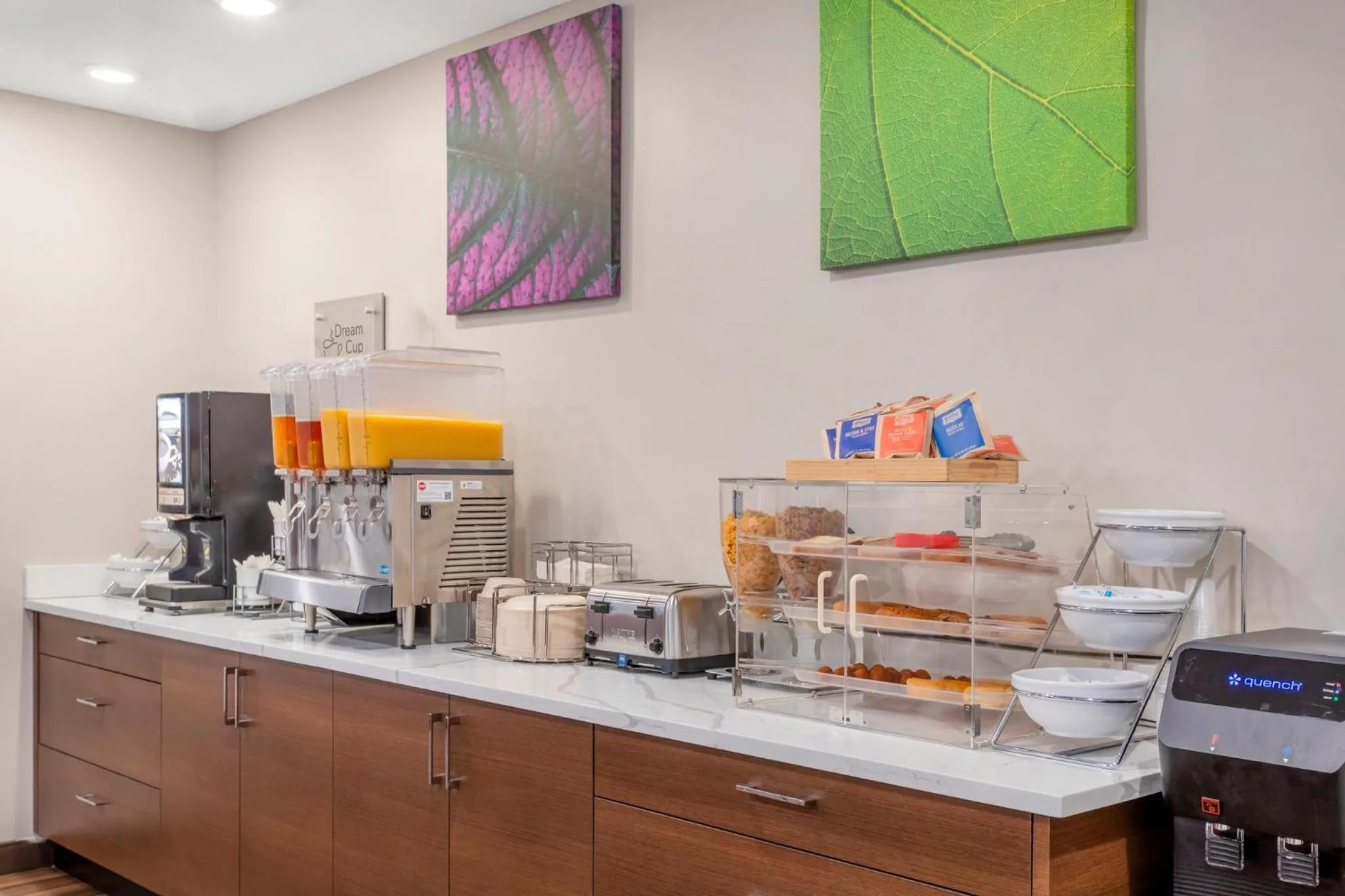 Breakfast in Red Roof PLUS Brooklyn - 3rd Ave