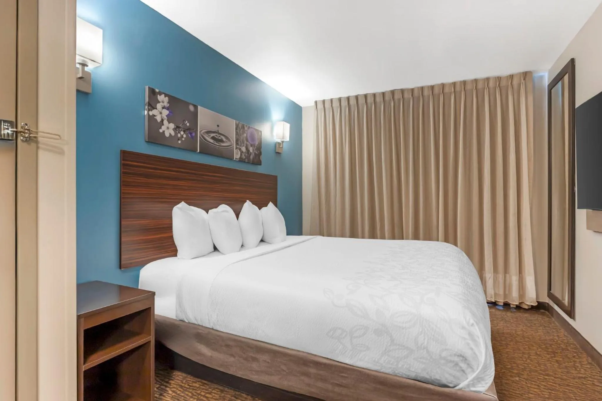 Bedroom, Bed in Red Roof PLUS Brooklyn - 3rd Ave