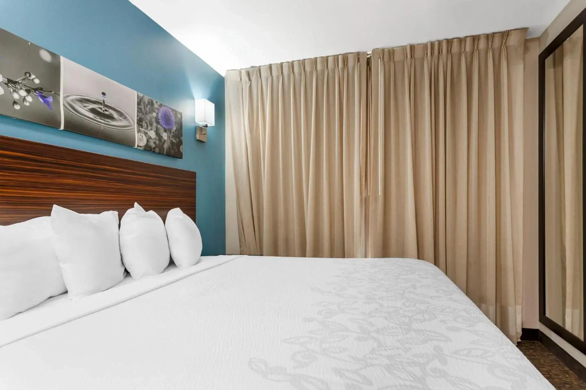 Bedroom, Bed in Red Roof PLUS Brooklyn - 3rd Ave Bedroom, Bed in Red Roof PLUS Brooklyn - 3rd Ave