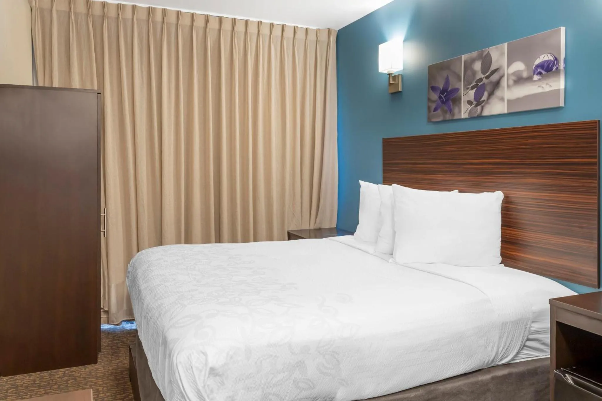 Bedroom, Bed in Red Roof PLUS Brooklyn - 3rd Ave