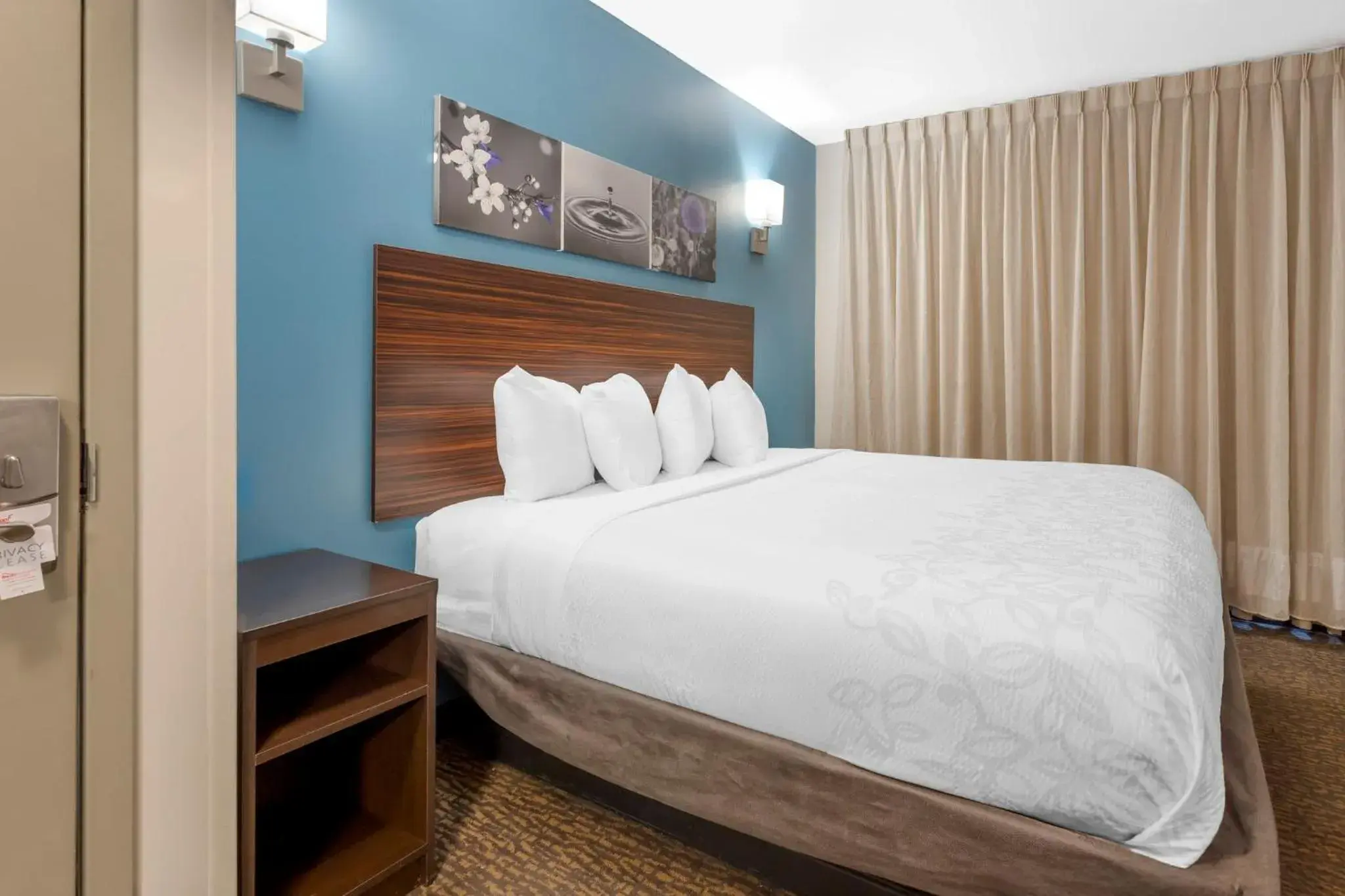 Bedroom, Bed in Red Roof PLUS Brooklyn - 3rd Ave Bedroom, Bed in Red Roof PLUS Brooklyn - 3rd Ave