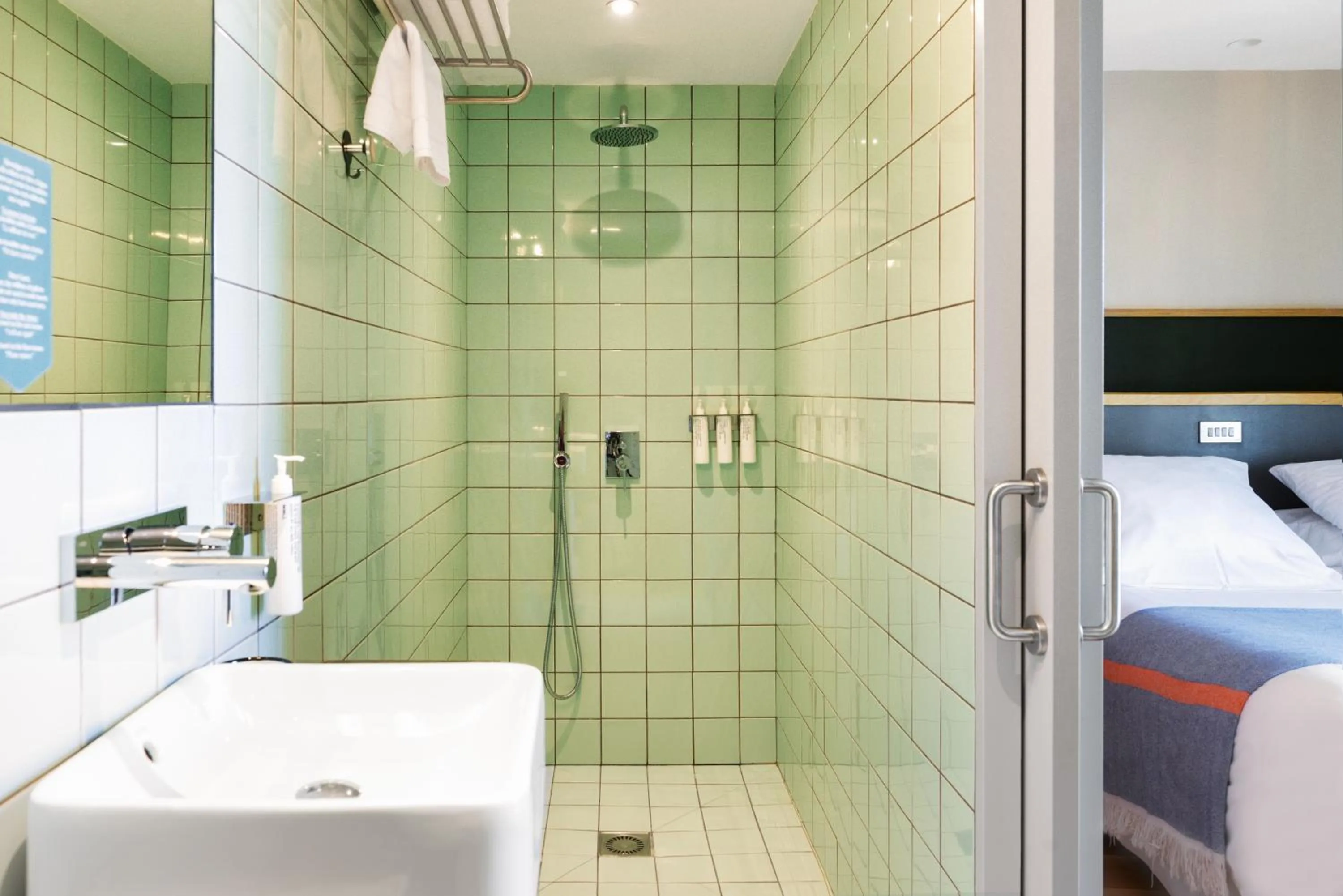 Bathroom, Bed in Hotel Brummell