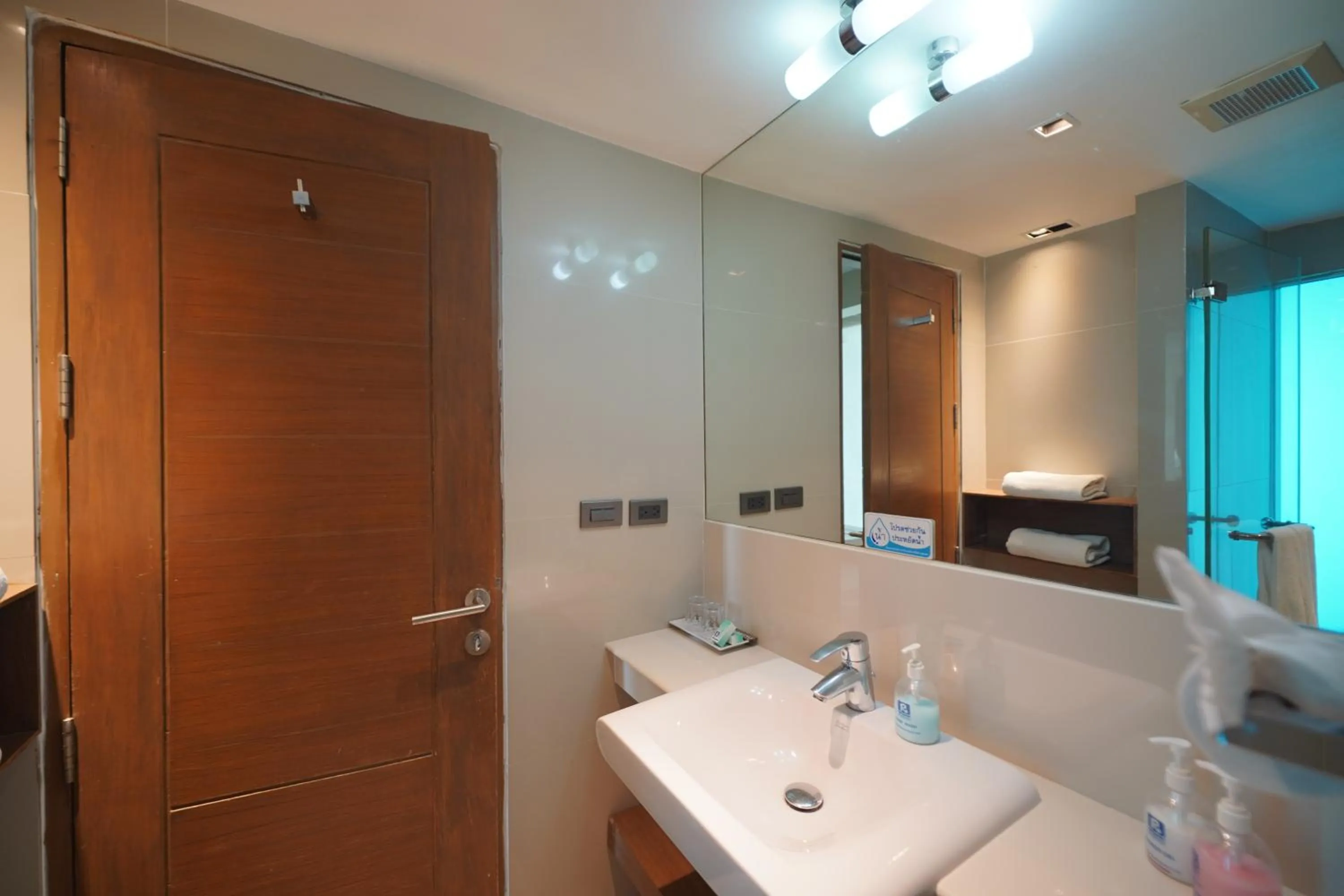 Bathroom in Riverside Bangkok Hotel