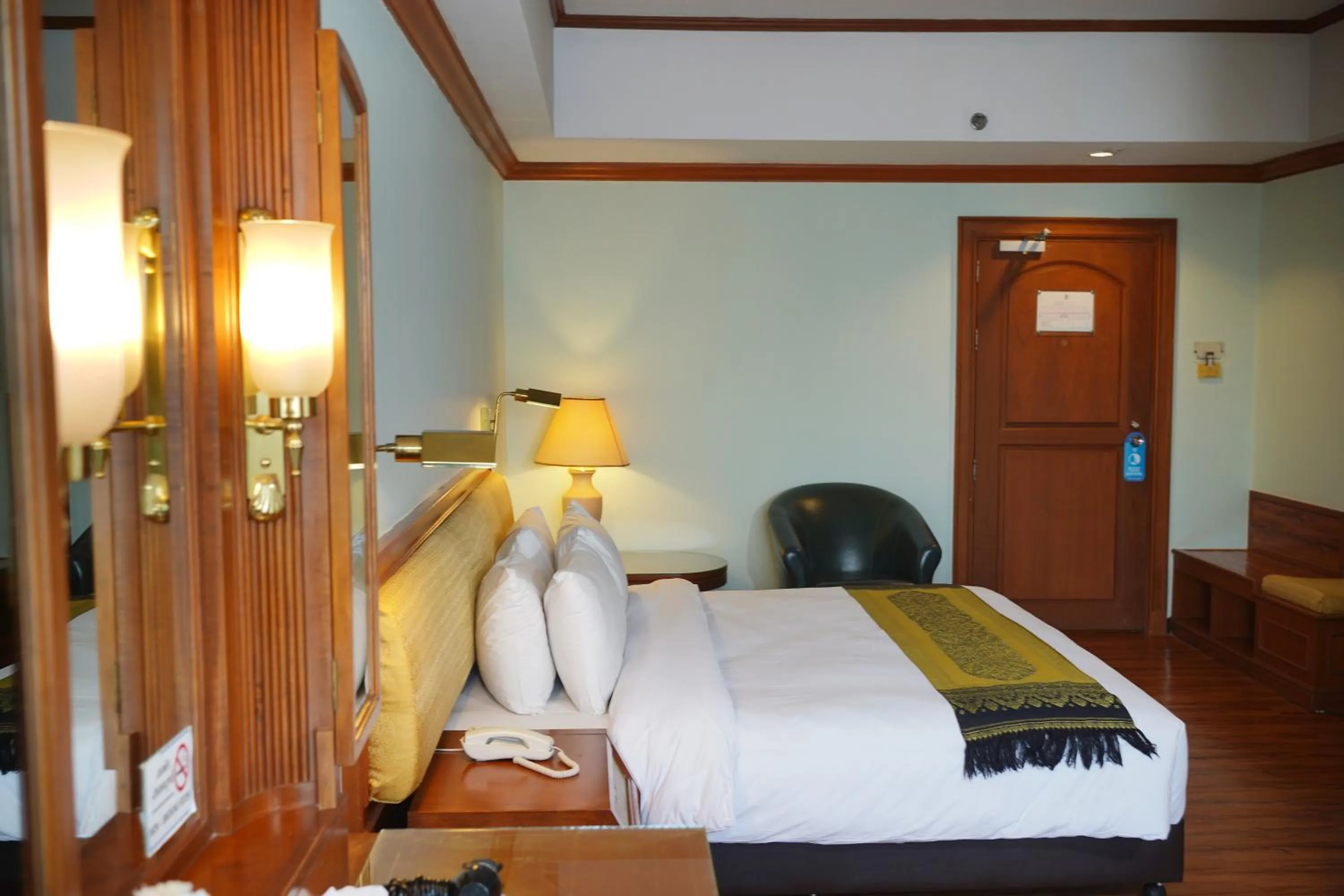 Photo of the whole room in Riverside Bangkok Hotel