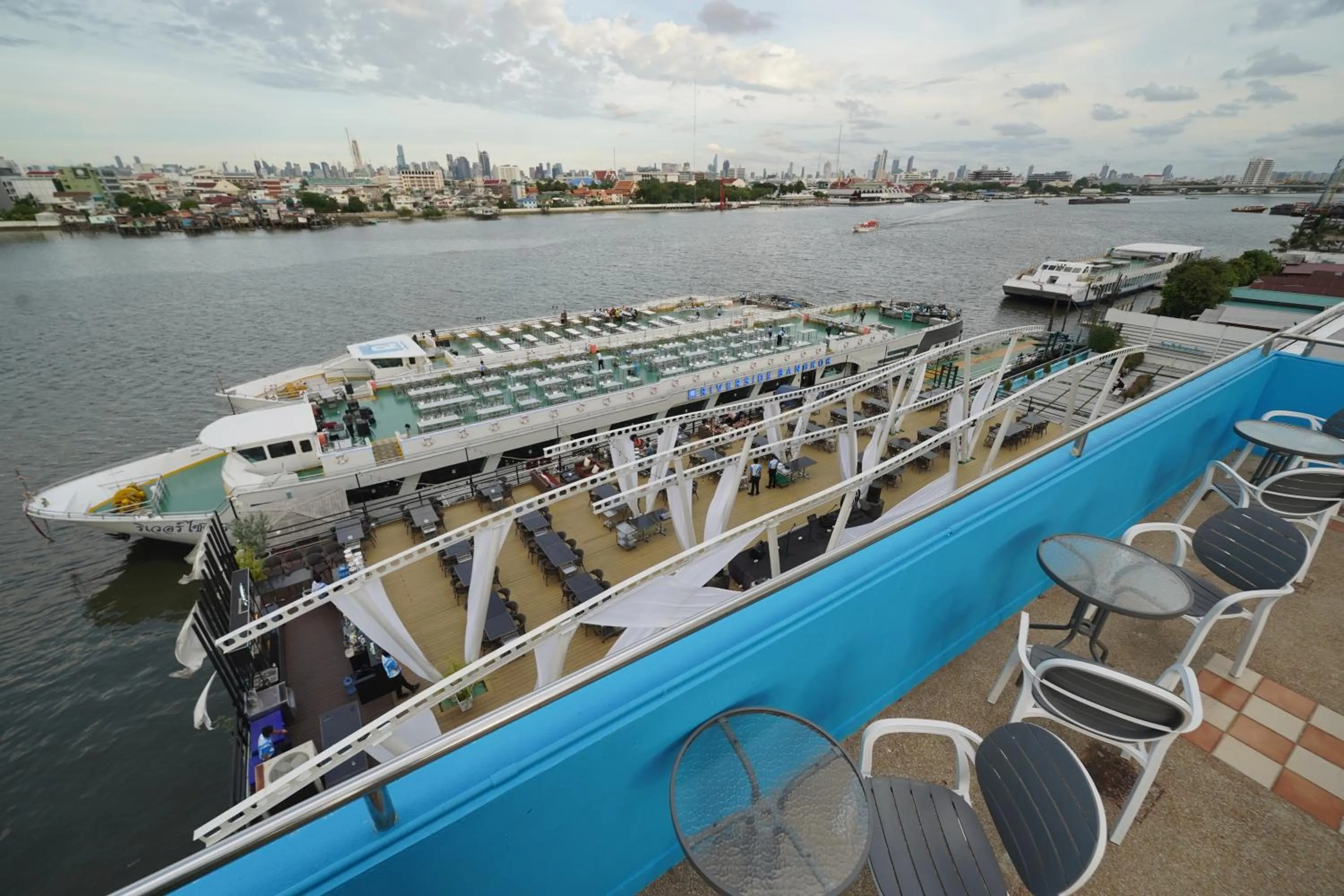 Restaurant/places to eat in Riverside Bangkok Hotel