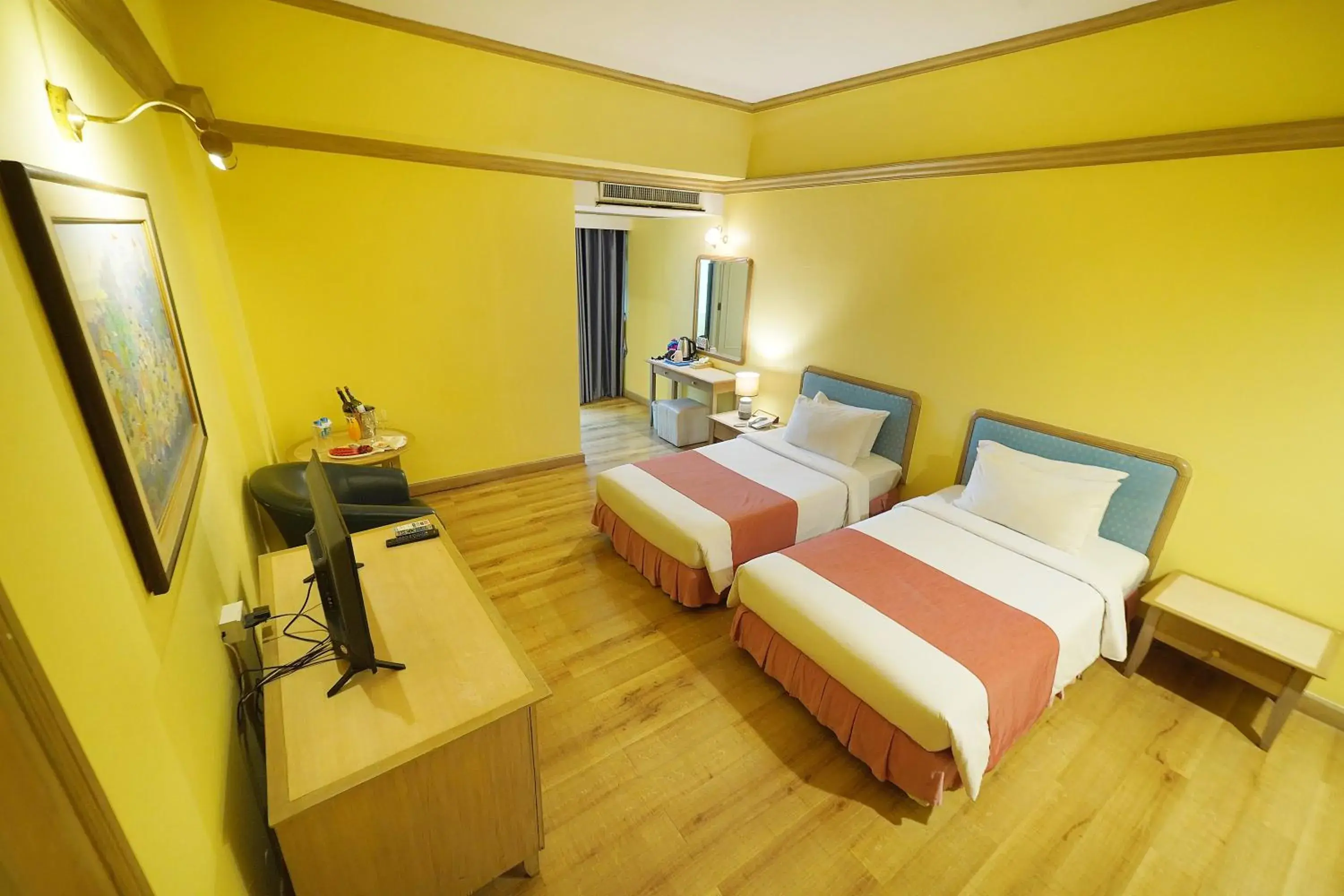 Photo of the whole room in Riverside Bangkok Hotel Photo of the whole room in Riverside Bangkok Hotel