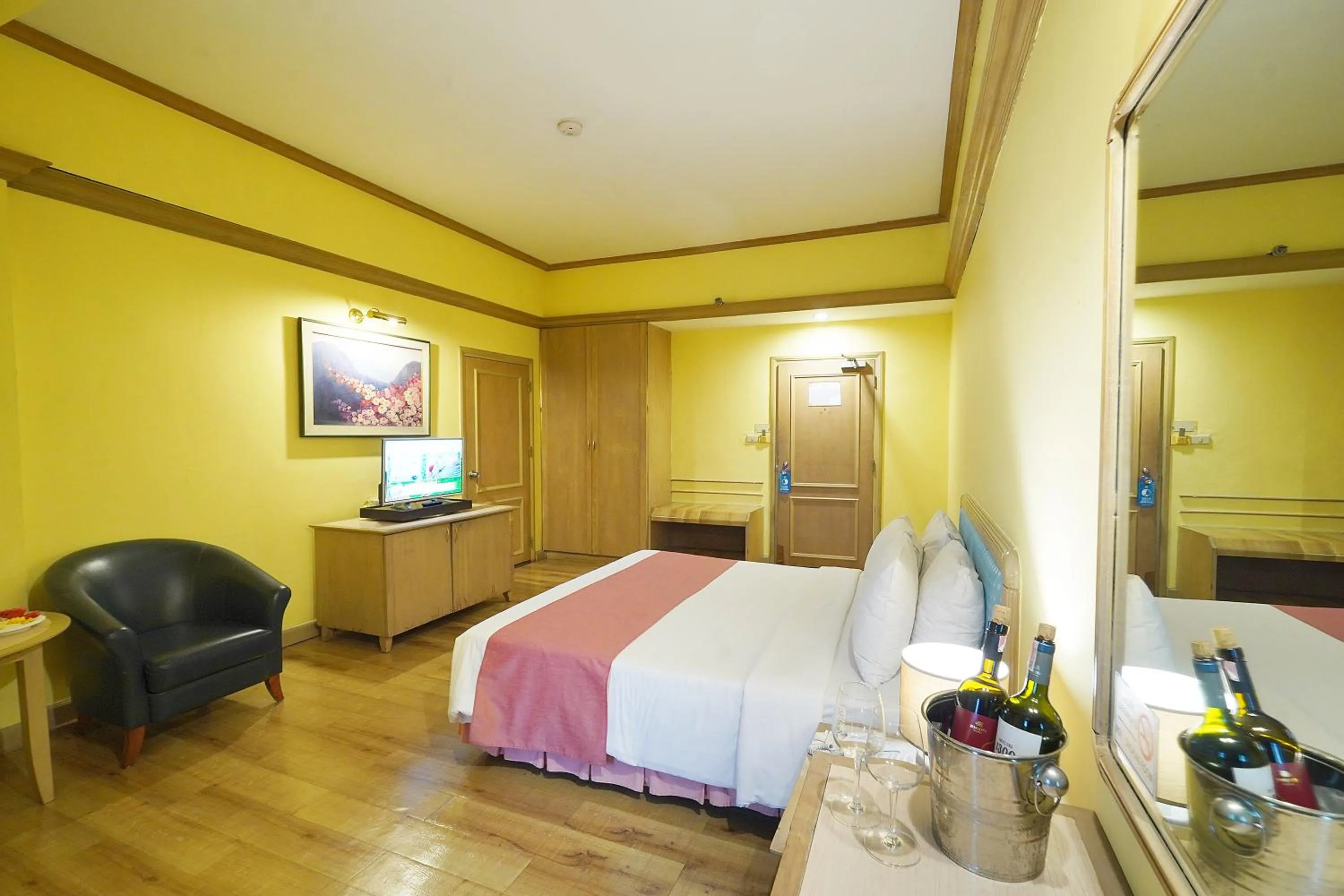 Photo of the whole room in Riverside Bangkok Hotel