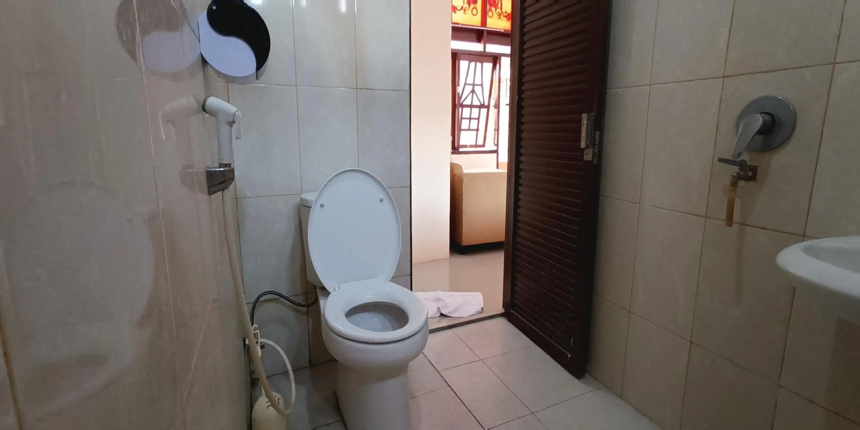 Shower in Hotel Lallangan