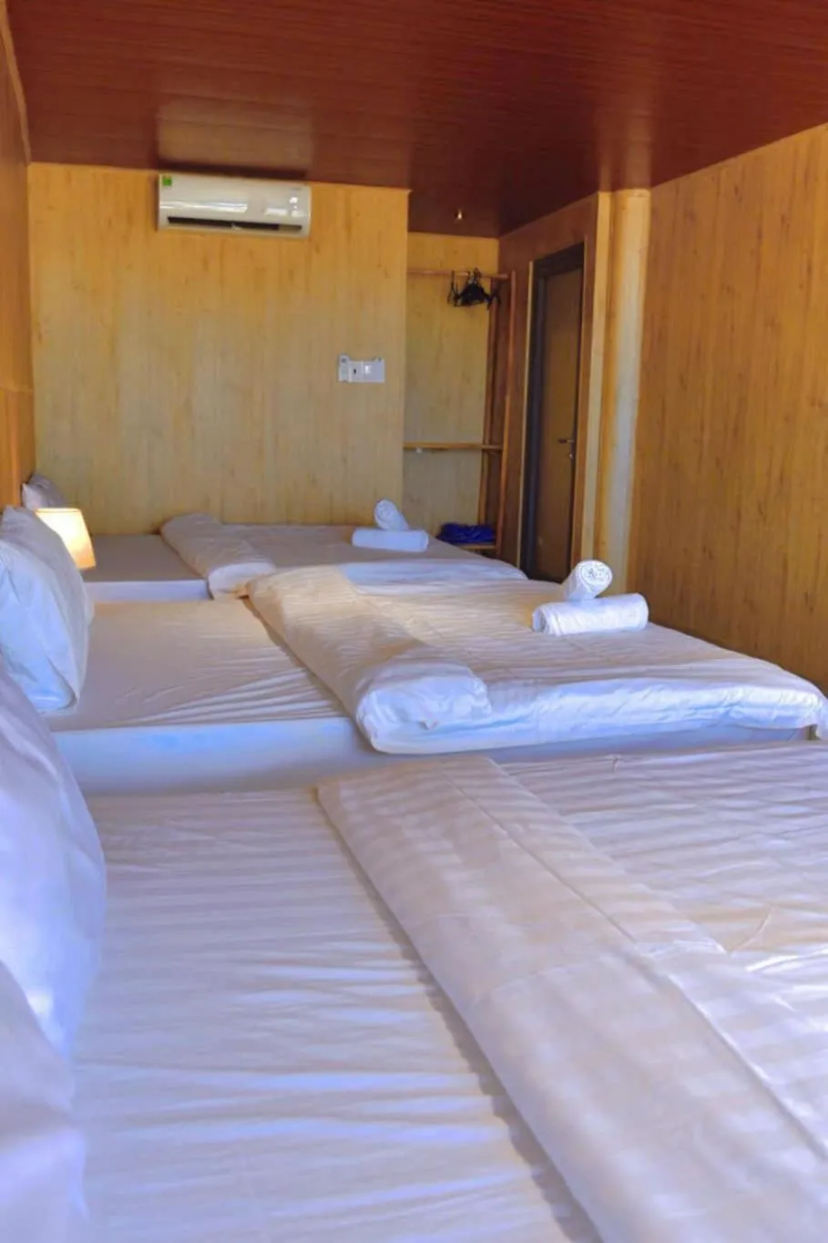 Bed in Waikiki Lagi Beach homestay & restaurant