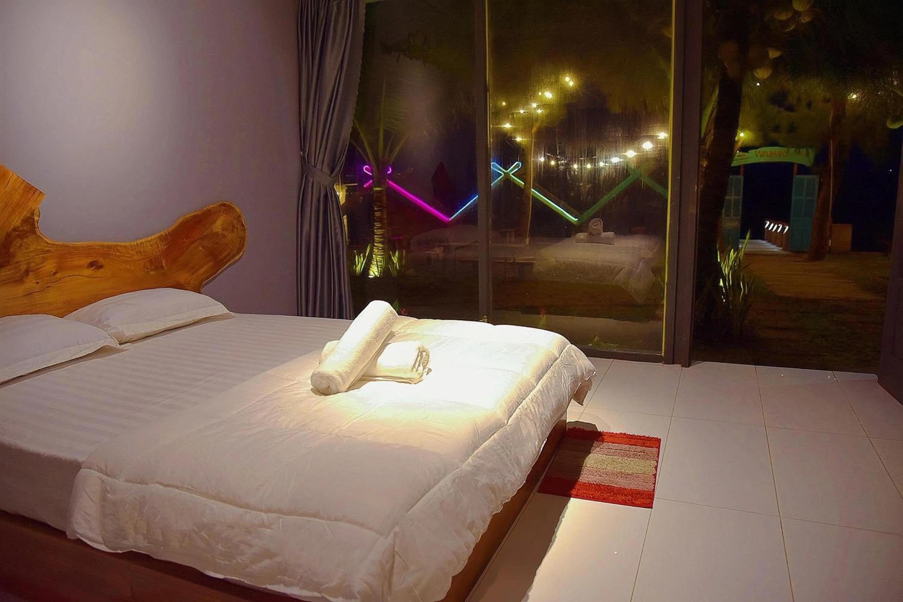 Bed in Waikiki Lagi Beach homestay & restaurant