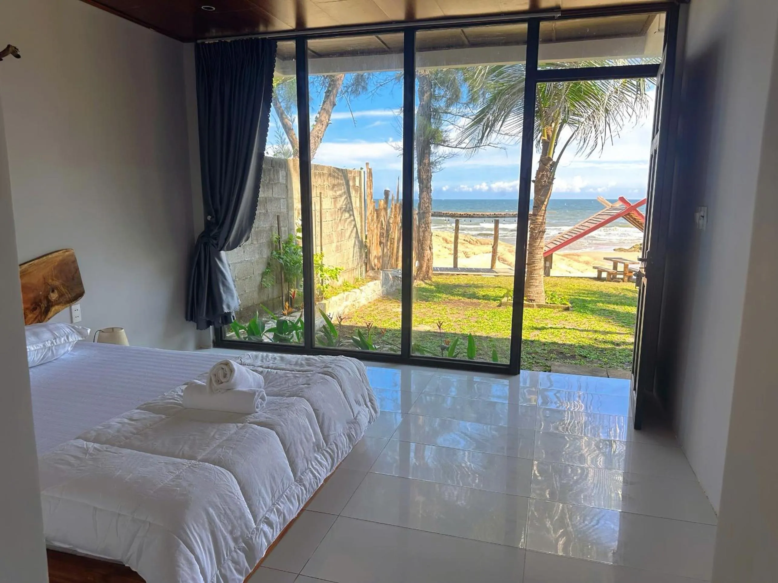 Bed in Waikiki Lagi Beach homestay & restaurant