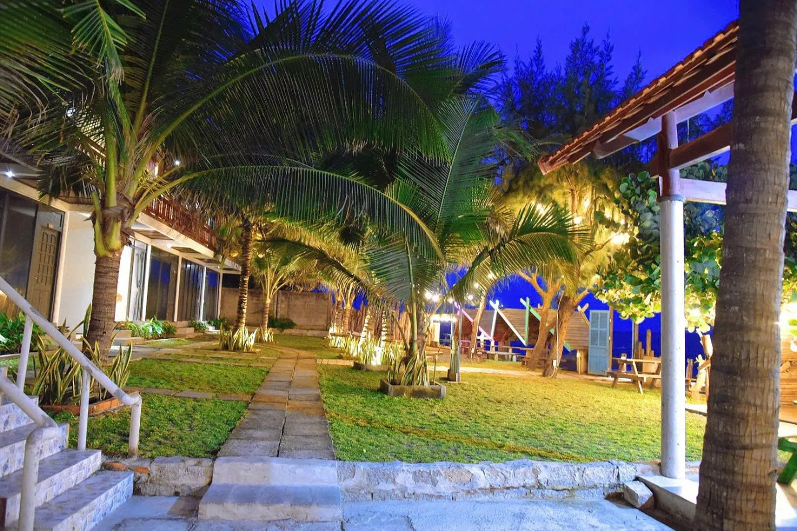 Night in Waikiki Lagi Beach homestay & restaurant